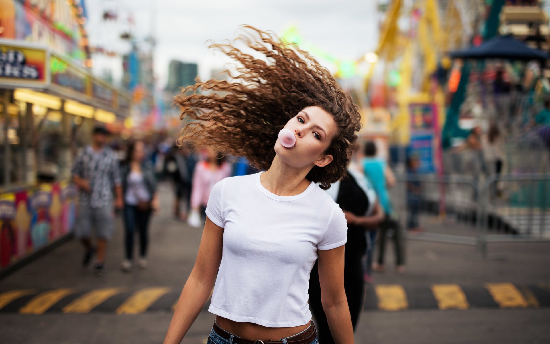 Обои девушка, фон, волосы, лицо, жевательная резинка, girl, background, hair, face, chewing gum разрешение 2048x1365 Загрузить