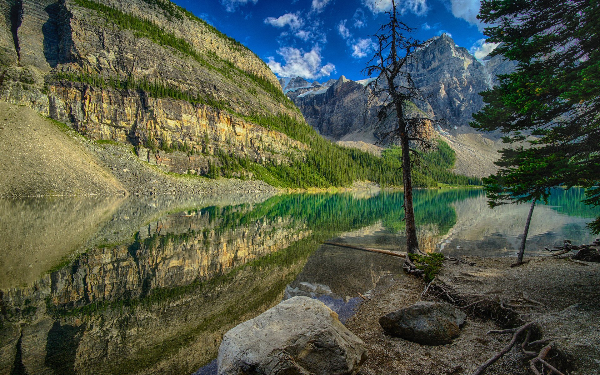 Обои деревья, озеро, горы, камни, отражение, канада, trees, lake, mountains, stones, reflection, canada разрешение 2048x1359 Загрузить