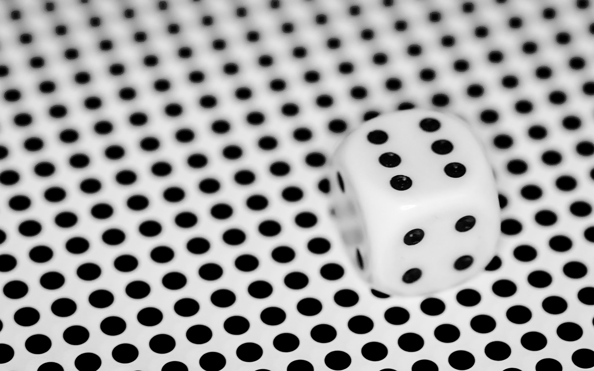 Обои макро, фон, точки, игра, кубик, чёрное и белое, macro, background, point, the game, cube, black and white разрешение 2048x1362 Загрузить