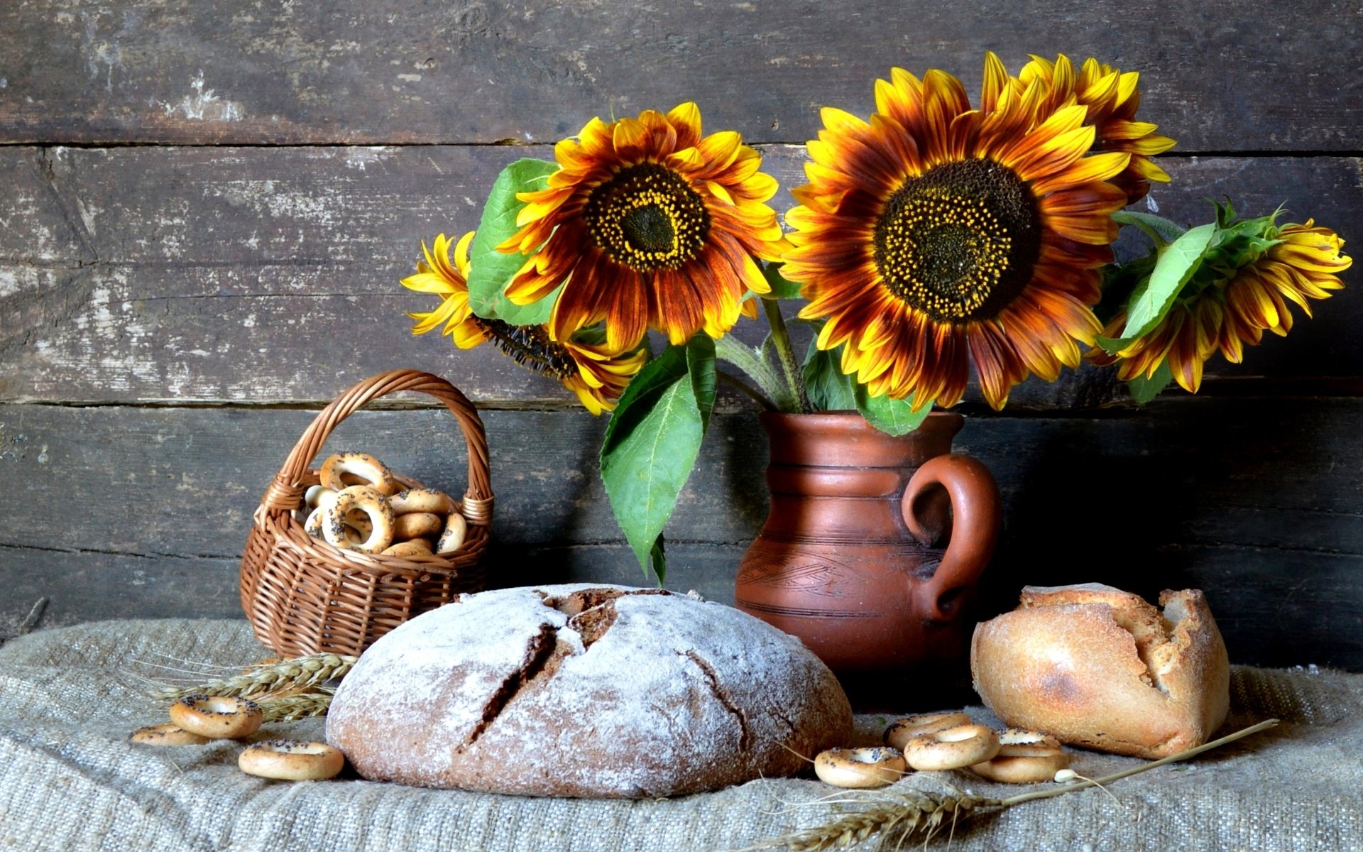 Обои хлеб, колоски, подсолнухи, кувшин, выпечка, натюрморт, сушки, bread, spikelets, sunflowers, pitcher, cakes, still life, drying разрешение 1920x1228 Загрузить