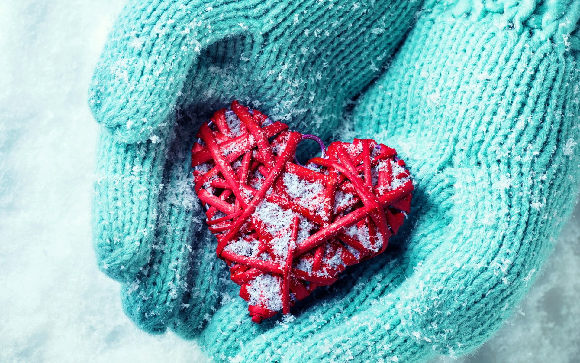 Обои снег, зима, сердце, любовь, руки, перчатки, snow, winter, heart, love, hands, gloves разрешение 5000x4450 Загрузить