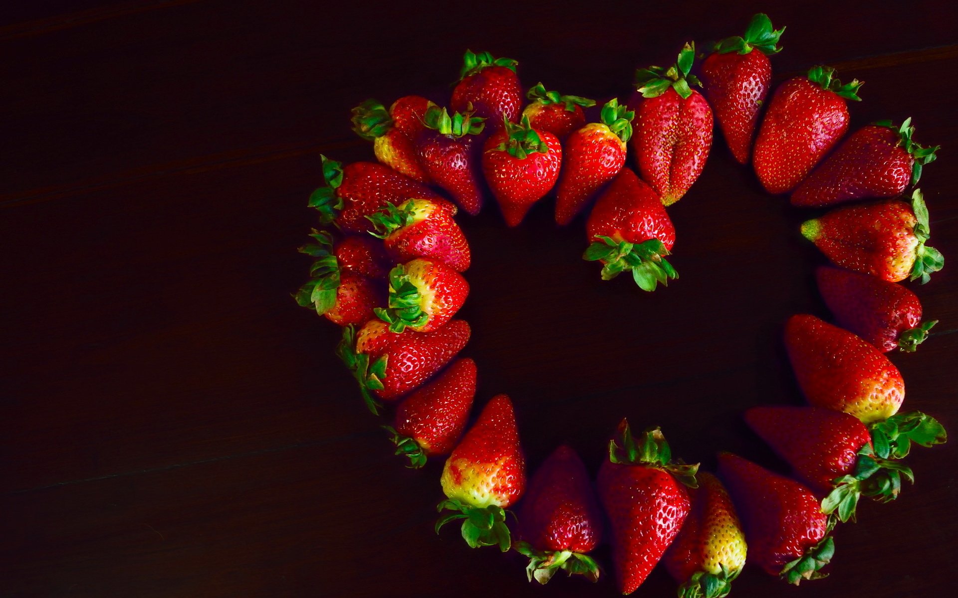 Обои фон, клубника, сердце, ягоды, background, strawberry, heart, berries разрешение 2048x1303 Загрузить