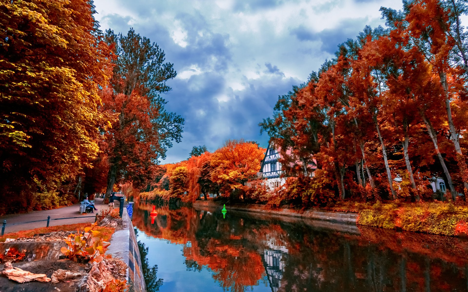 Обои деревья, река, листья, отражение, пейзаж, осень, красота, домик, trees, river, leaves, reflection, landscape, autumn, beauty, house разрешение 4142x2012 Загрузить