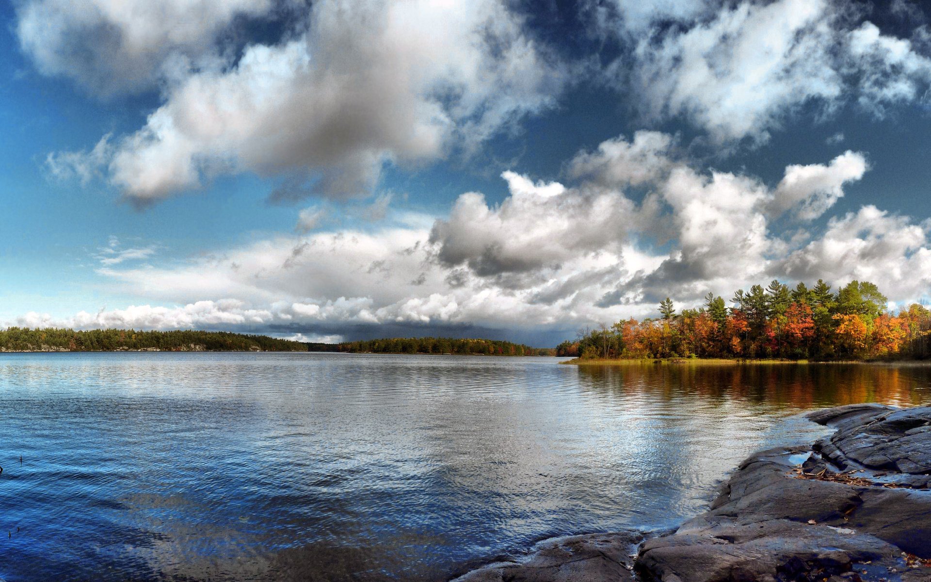 Обои небо, деревья, вода, река, камни, осень, природа. пейзаж, the sky, trees, water, river, stones, autumn разрешение 2560x1600 Загрузить