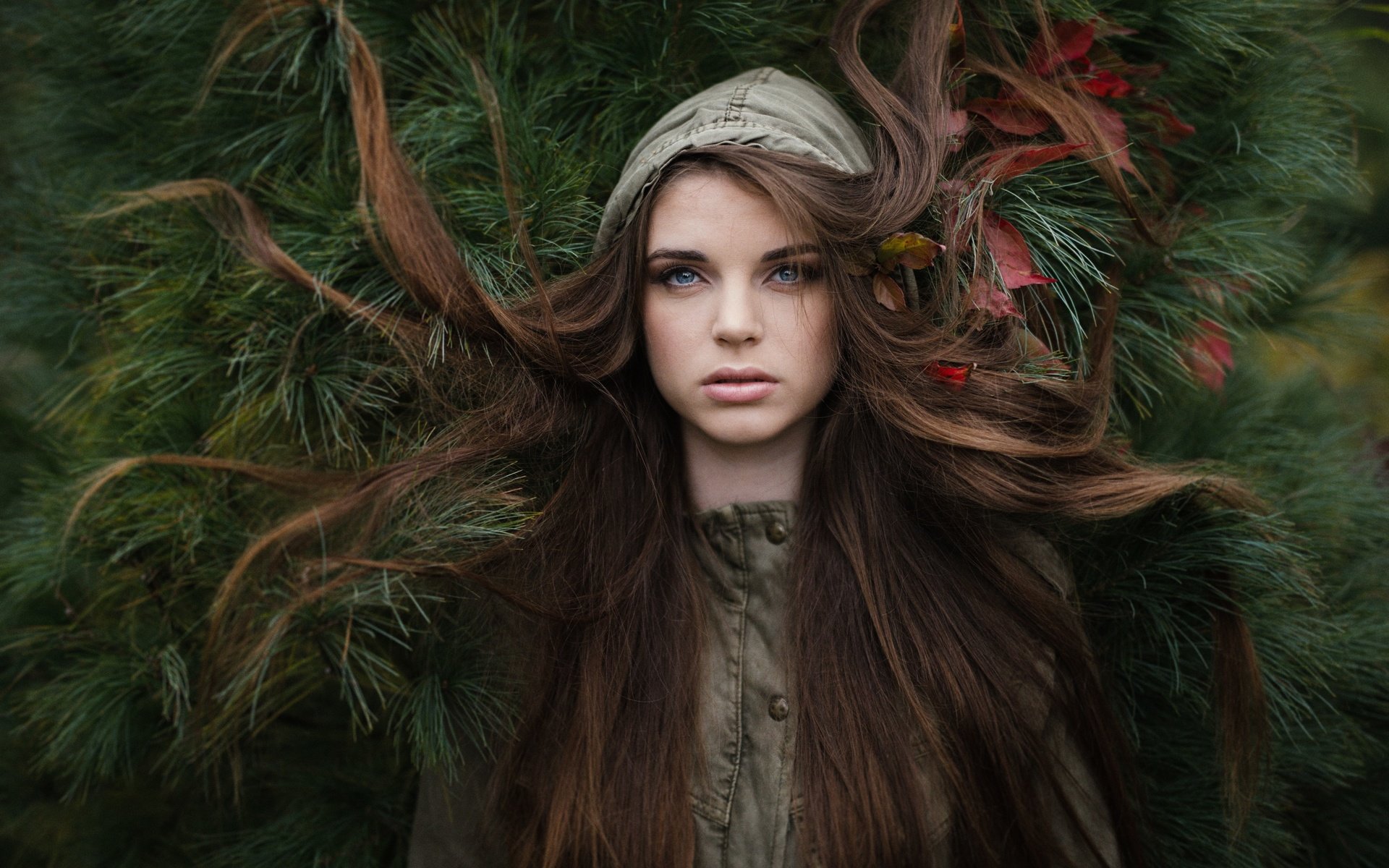 Обои природа, лес, листья, хвоя, девушка, волосы, эмма, jesse herzog, nature, forest, leaves, needles, girl, hair, emma разрешение 2880x1920 Загрузить