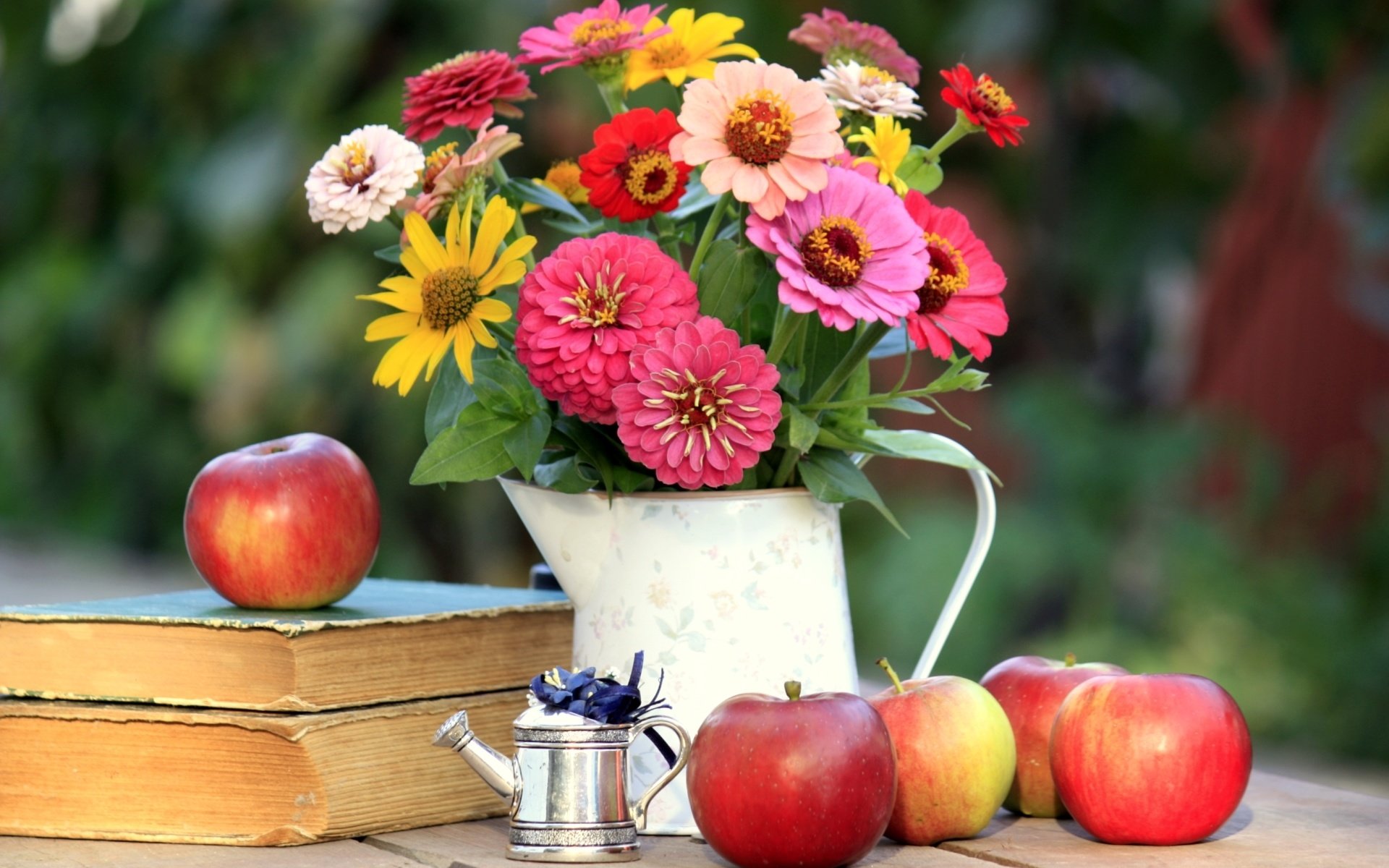 Обои яблоки, книги, букет, цинния, apples, books, bouquet, zinnia разрешение 1920x1280 Загрузить
