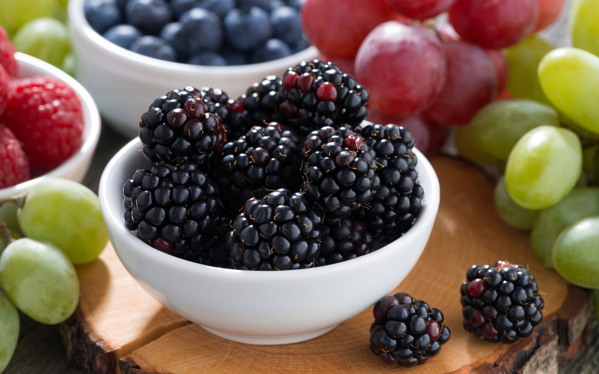 Обои макро, виноград, малина, ягоды, черника, ежевика, macro, grapes, raspberry, berries, blueberries, blackberry разрешение 2048x1367 Загрузить