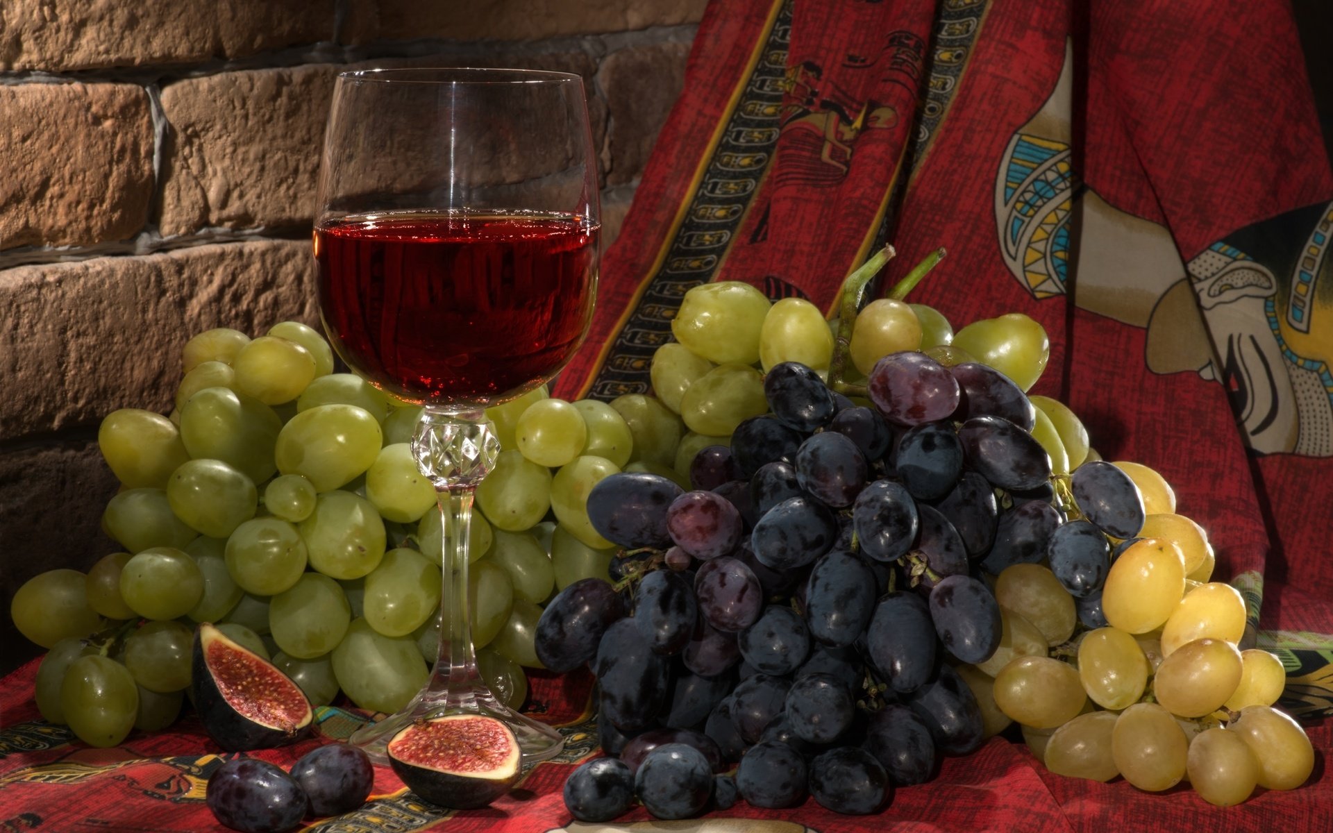 Обои виноград, инжир, бокал, ягоды, кирпич, вино, платок, натюрморт, красное вино, grapes, figs, glass, berries, brick, wine, shawl, still life, red wine разрешение 2400x1556 Загрузить