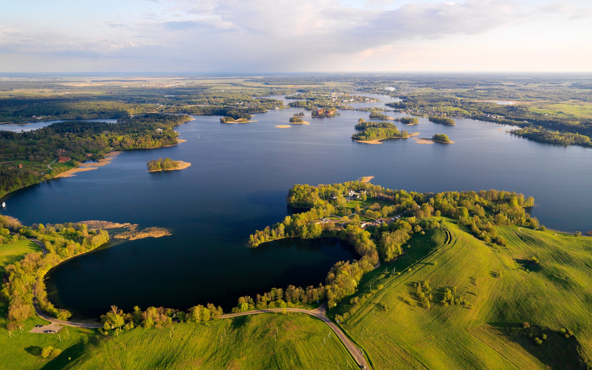 Обои поля, панорама, красота, озёра, trakai historical national park, литва, field, panorama, beauty, lake, lithuania разрешение 1999x1333 Загрузить