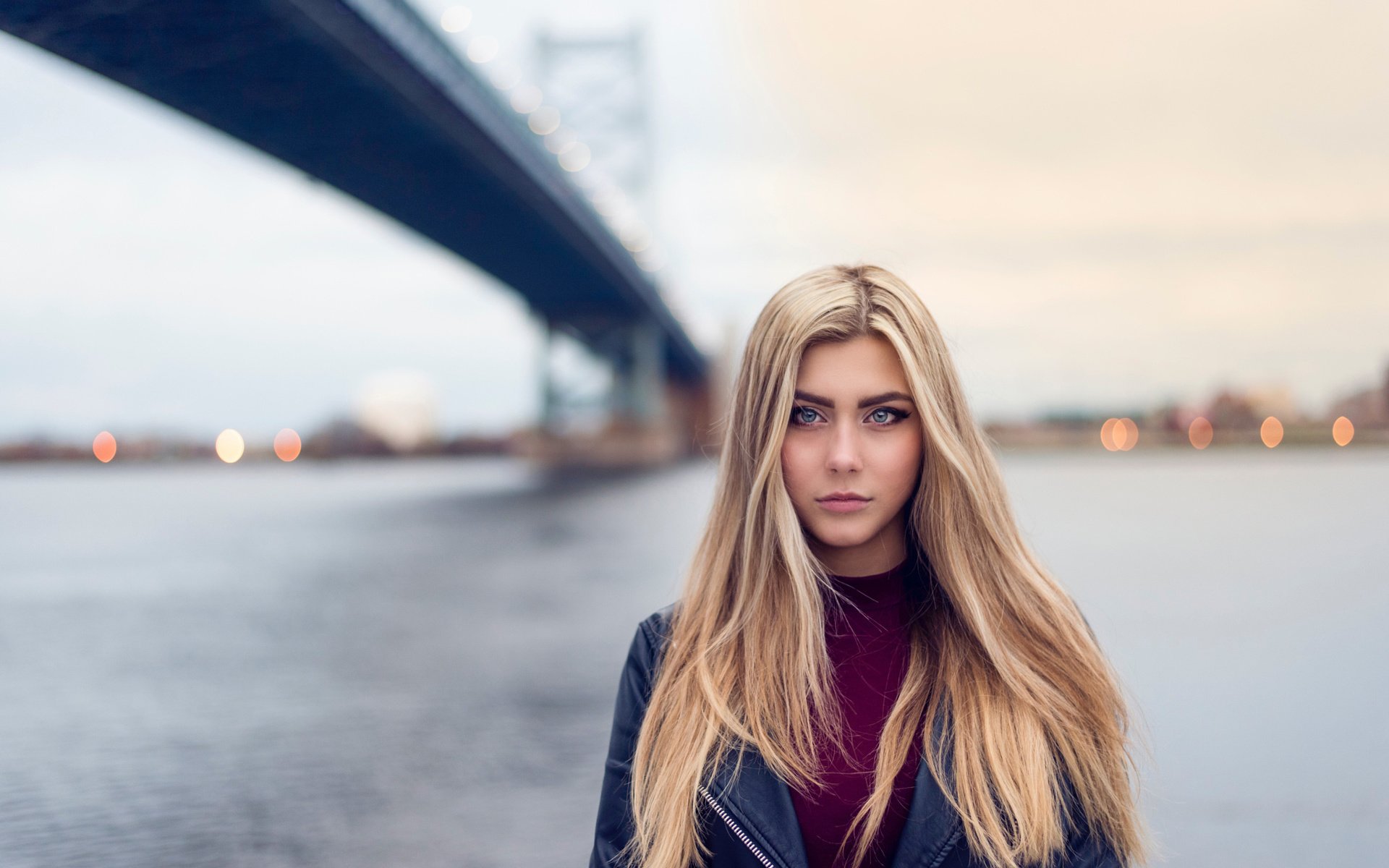 блондинка на мосту