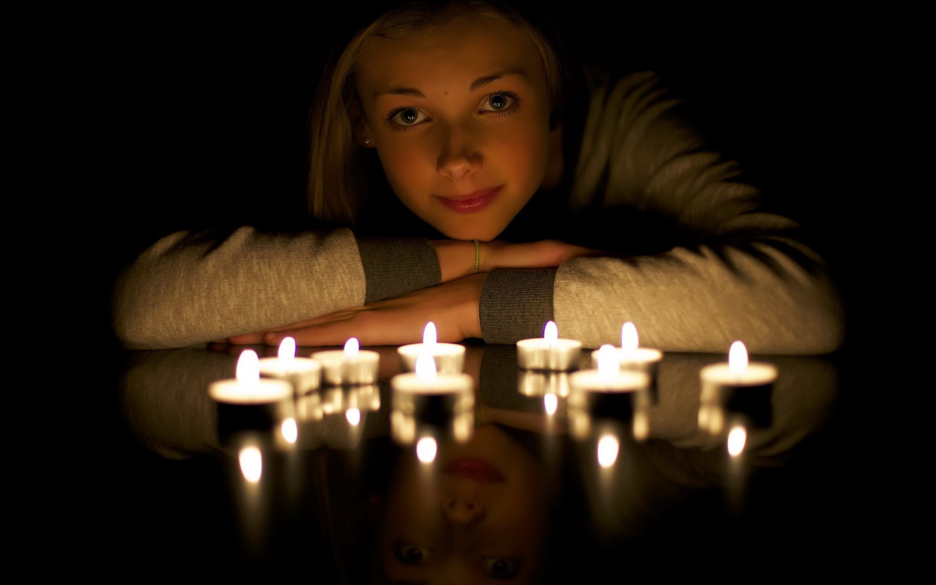 Обои свет, девушка, отражение, свеча, light, girl, reflection, candle разрешение 2560x1600 Загрузить
