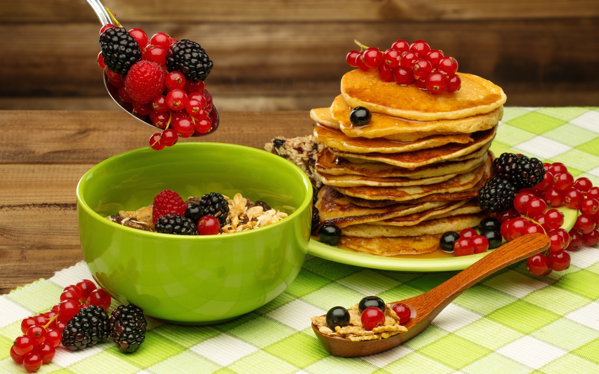 Обои ягоды, панкейк, лесные ягоды, завтрак, мед, блины, ежевика, смородина, мюсли, парное, fresh, berries, pancake, breakfast, honey, pancakes, blackberry, currants, muesli разрешение 6565x4337 Загрузить