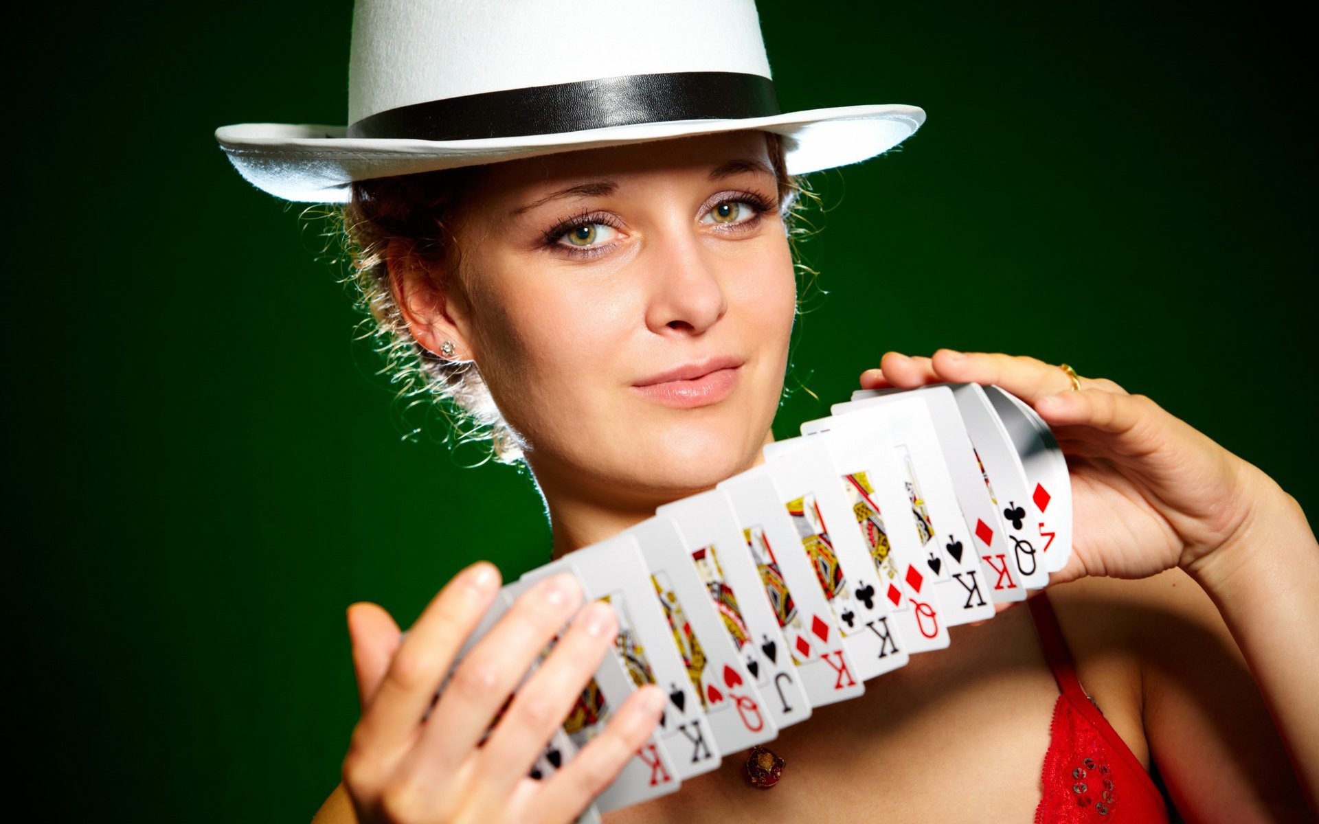 Обои девушка, карты, взгляд, шляпа, shuffling cards, girl, card, look, hat разрешение 2560x1600 Загрузить