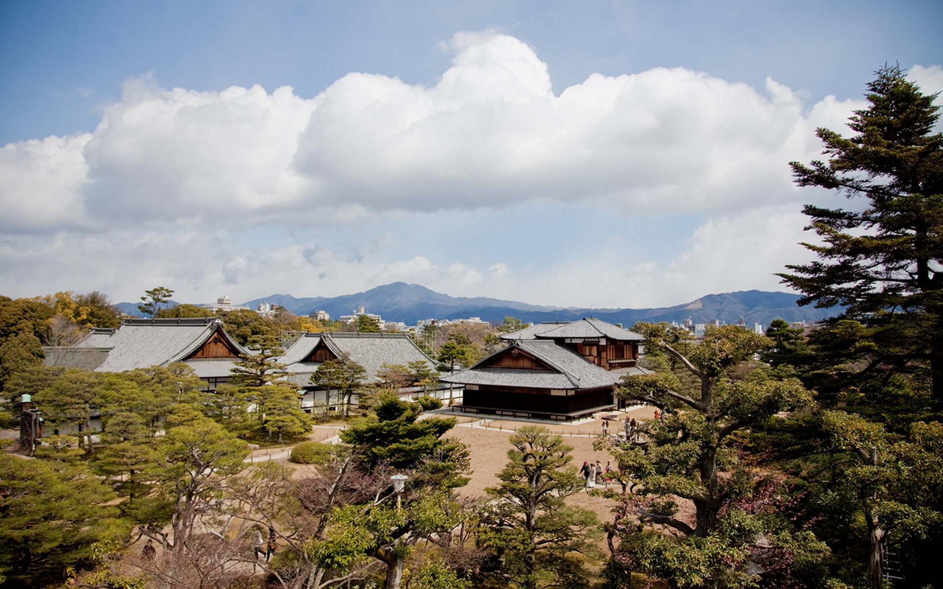 Обои небо, деревья, япония, киото, дома, the sky, trees, japan, kyoto, home разрешение 1920x1280 Загрузить