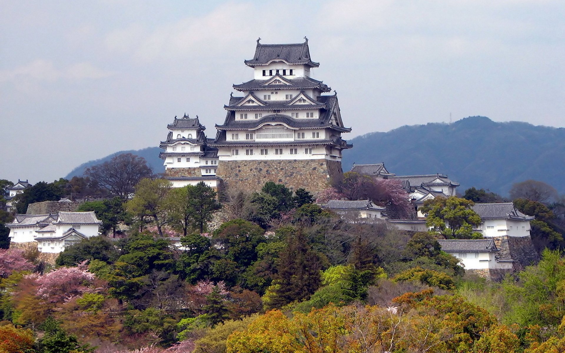 Обои япония, замок белой цапли, химедзи, japan, castle of the white heron, himeji разрешение 1920x1258 Загрузить