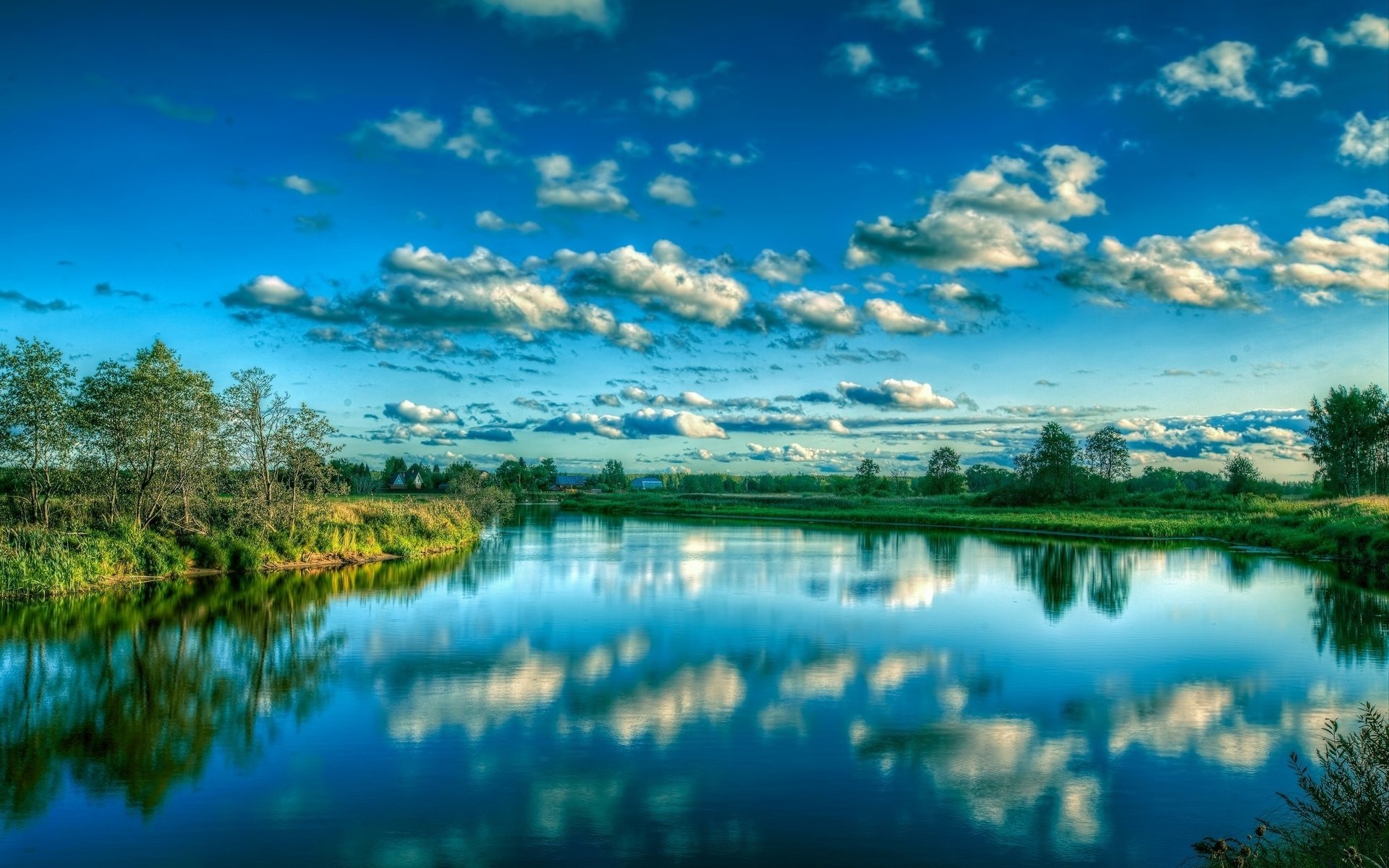 Обои небо, лето, трава, облака, деревья, вода, река, природа, отражение, the sky, summer, grass, clouds, trees, water, river, nature, reflection разрешение 2018x1347 Загрузить