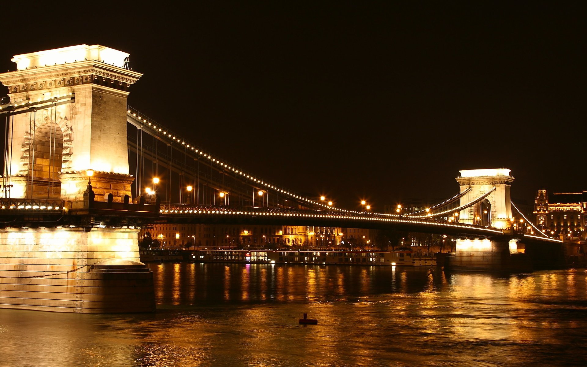 Обои ночь, огни, река, венгрия, будапешт, дунай, цепной мост, night, lights, river, hungary, budapest, the danube, chain bridge разрешение 3861x1642 Загрузить