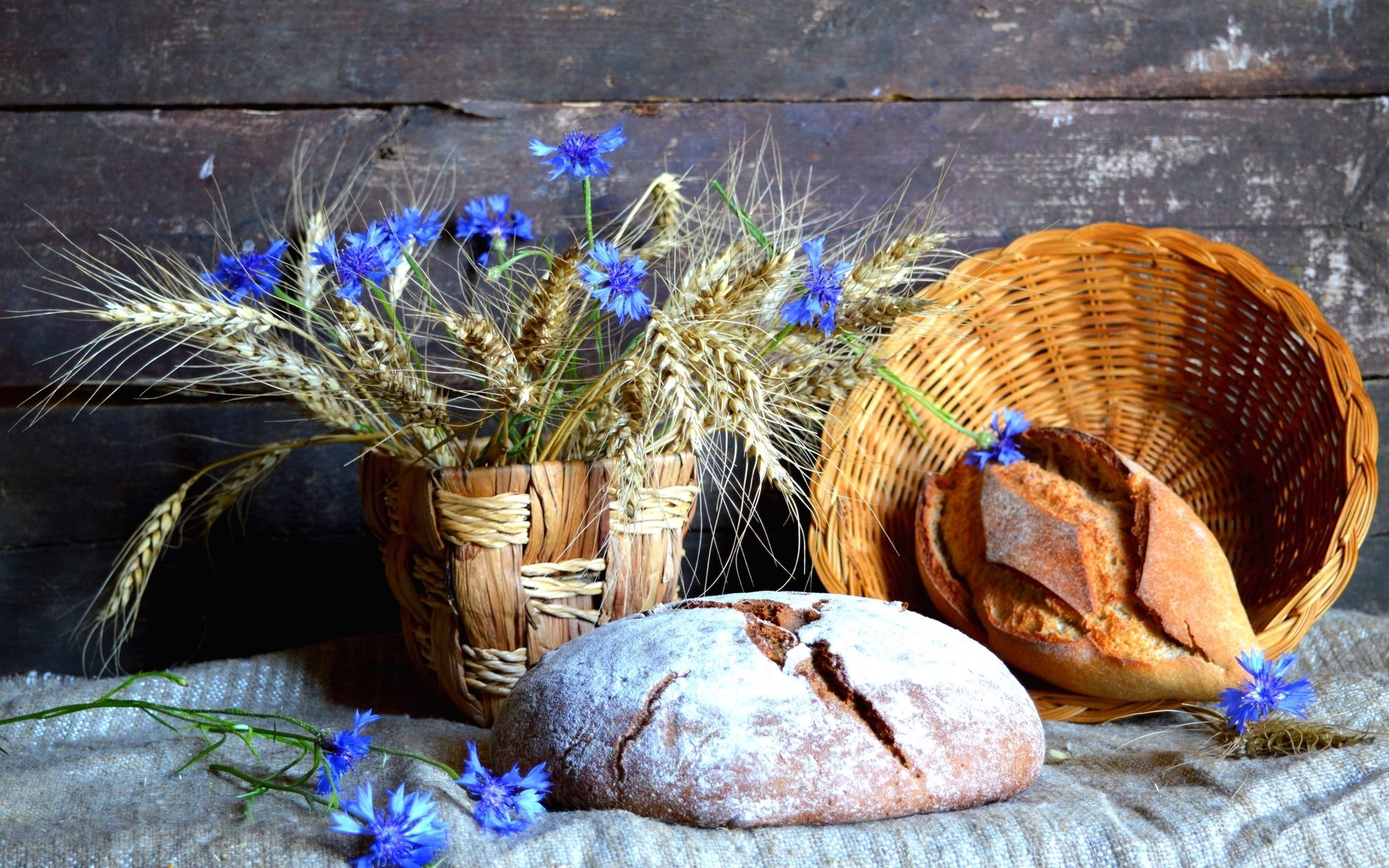 Обои пшеница, хлеб, колоски, васильки, выпечка, натюрморт, wheat, bread, spikelets, cornflowers, cakes, still life разрешение 2400x1565 Загрузить