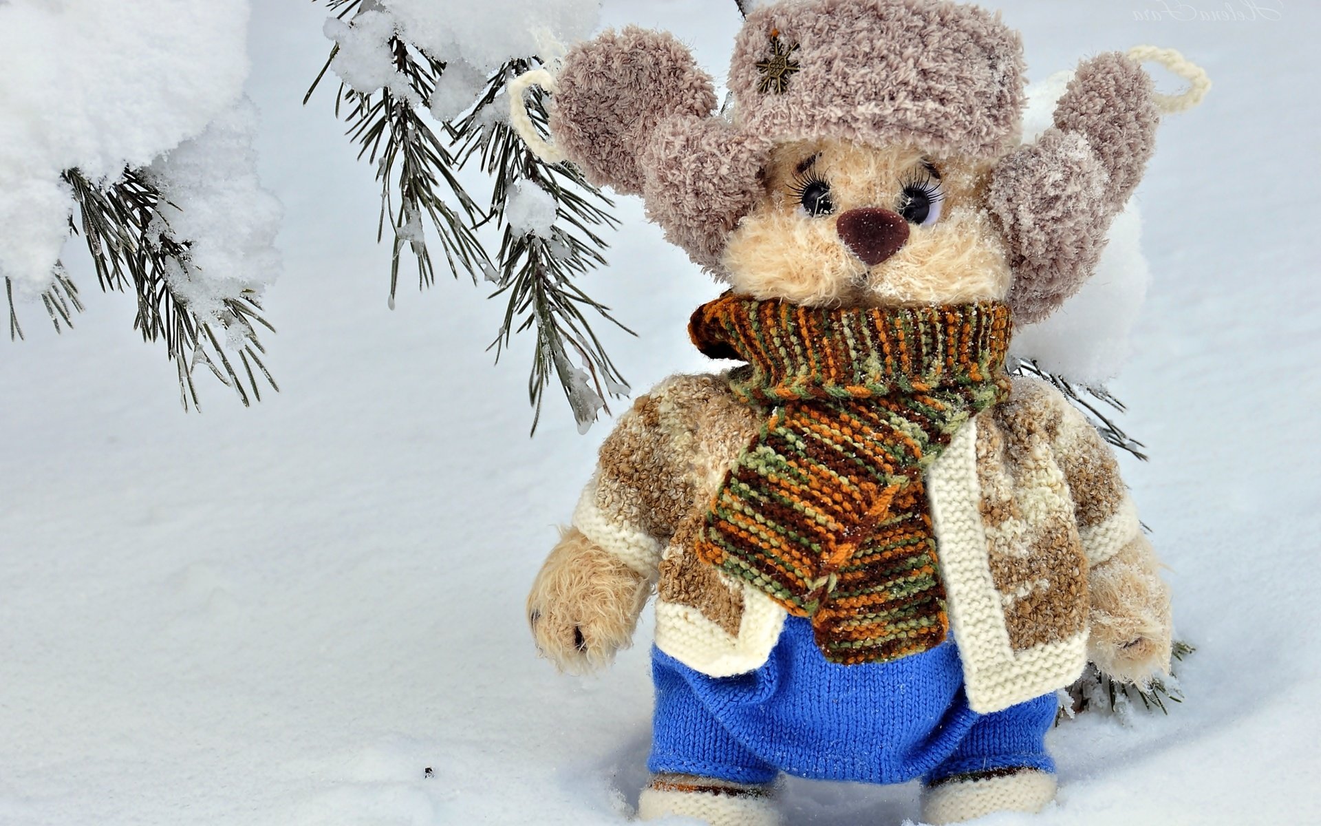 Обои снег, зима, игрушка, шапка, шарф, мягкая игрушка, snow, winter, toy, hat, scarf, soft toy разрешение 2400x1594 Загрузить