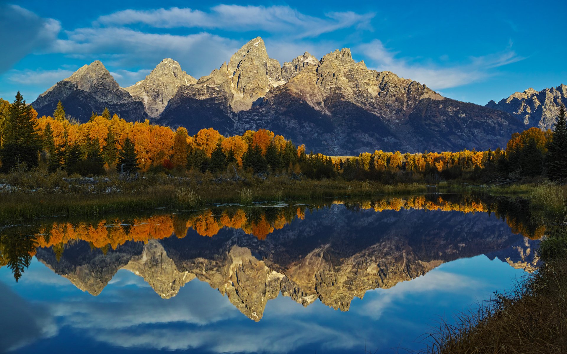 Обои небо, облака, озеро, горы, лес, отражение, осень, the sky, clouds, lake, mountains, forest, reflection, autumn разрешение 2048x1327 Загрузить