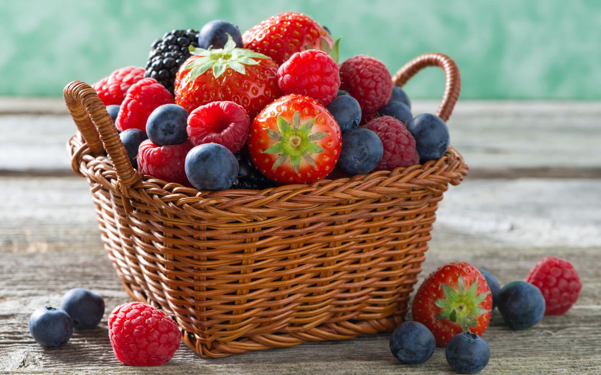 Обои малина, клубника, корзина, ягоды, голубика, raspberry, strawberry, basket, berries, blueberries разрешение 2048x1367 Загрузить