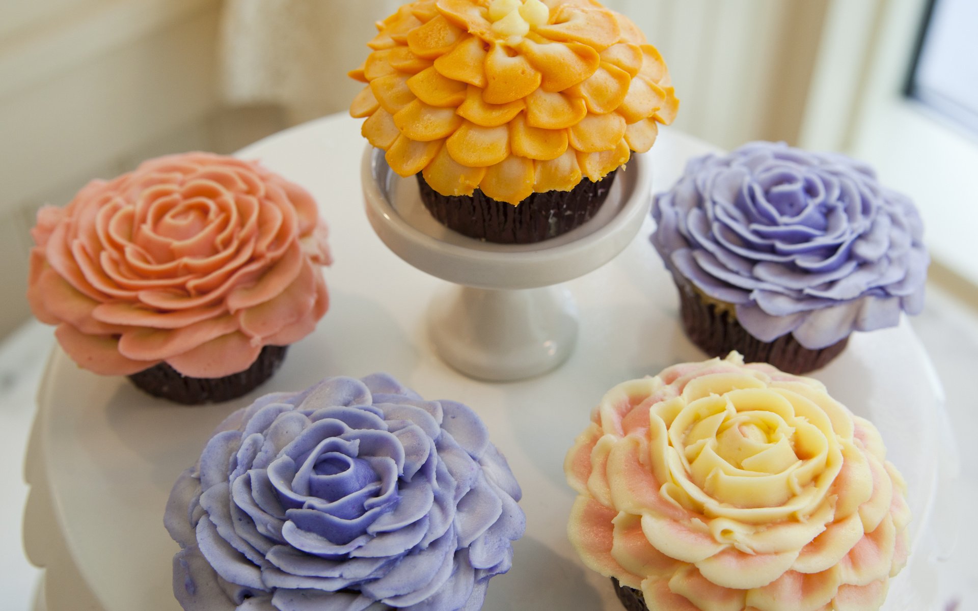 Обои розы, сладкое, тарелка, украшение, выпечка, кексы, roses, sweet, plate, decoration, cakes, cupcakes разрешение 2100x1680 Загрузить