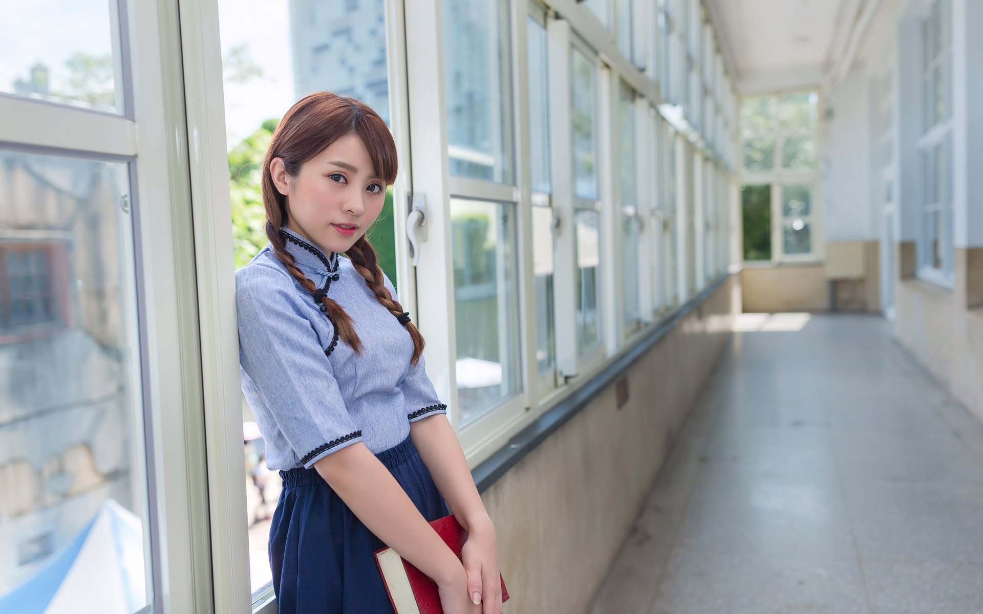 Обои девушка, взгляд, лицо, коридор, книга, азиатка, girl, look, face, corridor, book, asian разрешение 2048x1365 Загрузить