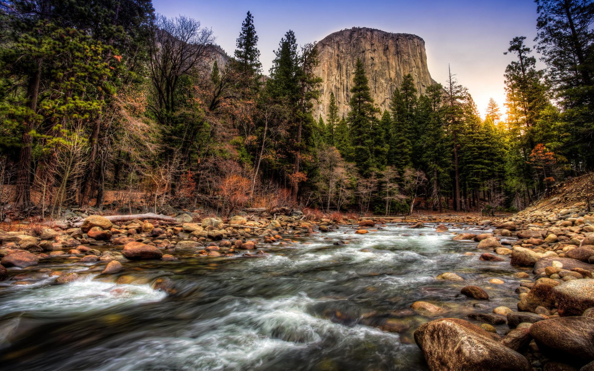 Обои деревья, река, скалы, солнце, природа, камни, лес, гора, trees, river, rocks, the sun, nature, stones, forest, mountain разрешение 2048x1237 Загрузить