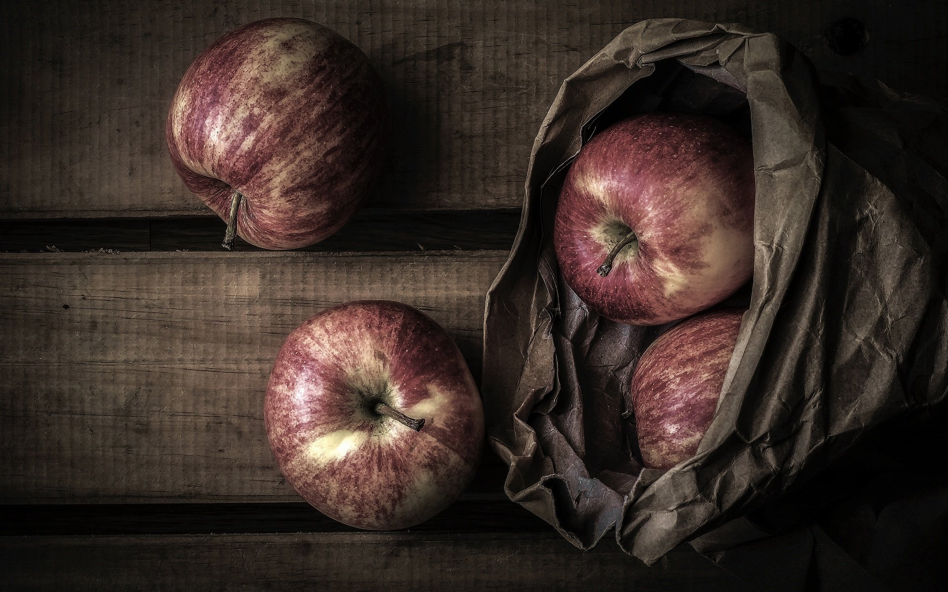 Обои фрукты, яблоки, бумага, доски, пакет, натюрморт, fruit, apples, paper, board, package, still life разрешение 2880x1620 Загрузить