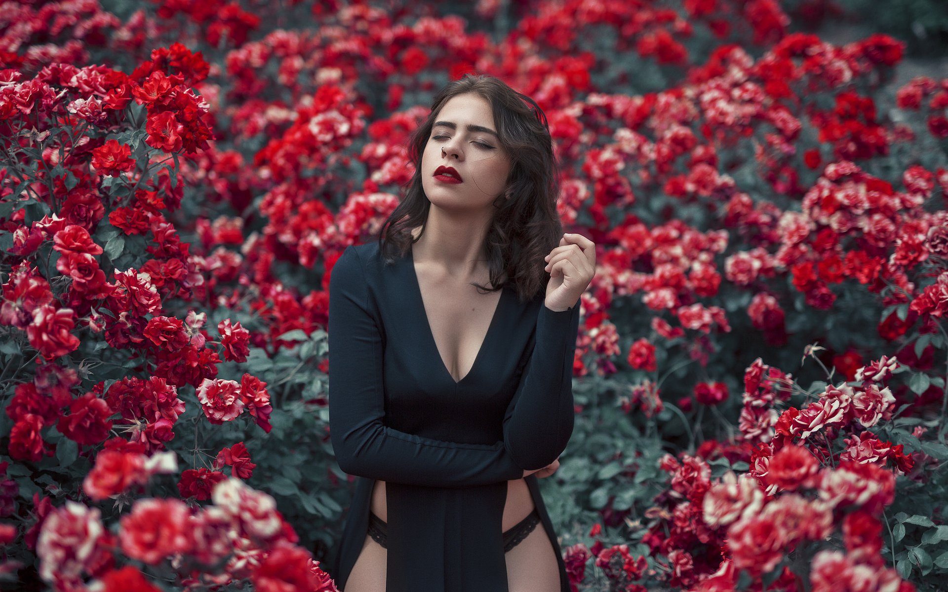 Обои цветы, девушка, лицо, помада, flowers, girl, face, lipstick разрешение 2048x1365 Загрузить