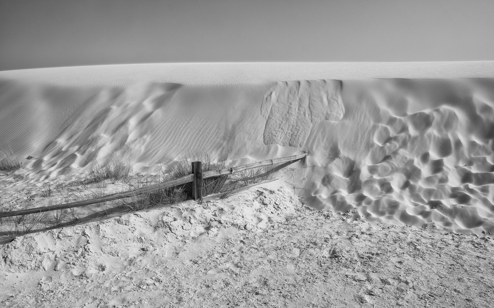 Обои песок, забор, чёрно-белое, дюны, sand, the fence, black and white, dunes разрешение 2880x1920 Загрузить