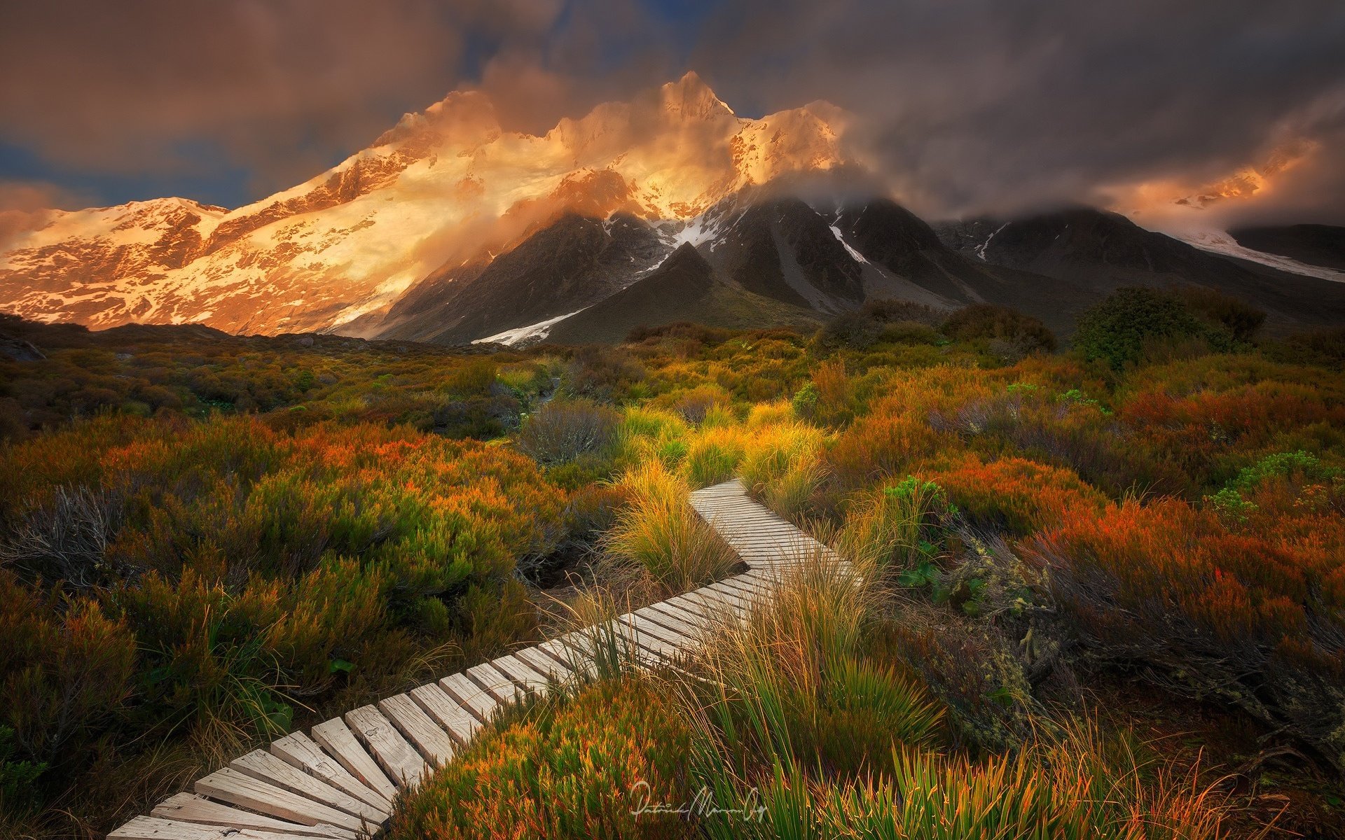 Обои трава, облака, горы, кусты, гора, тропа, grass, clouds, mountains, the bushes, mountain, trail разрешение 1920x1283 Загрузить