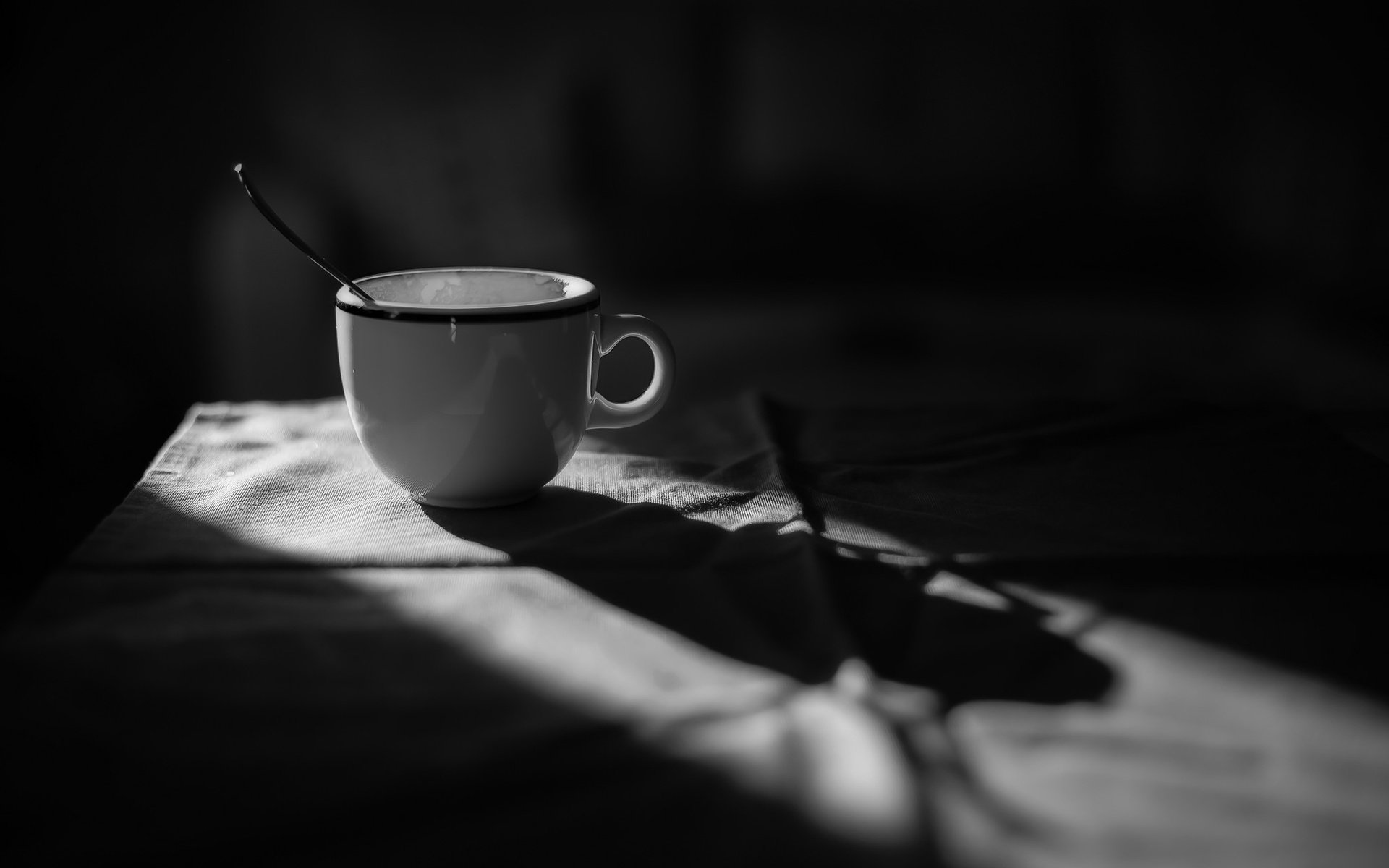 Обои кофе, чёрно-белое, чашка, ложка, coffee, black and white, cup, spoon разрешение 2048x1363 Загрузить