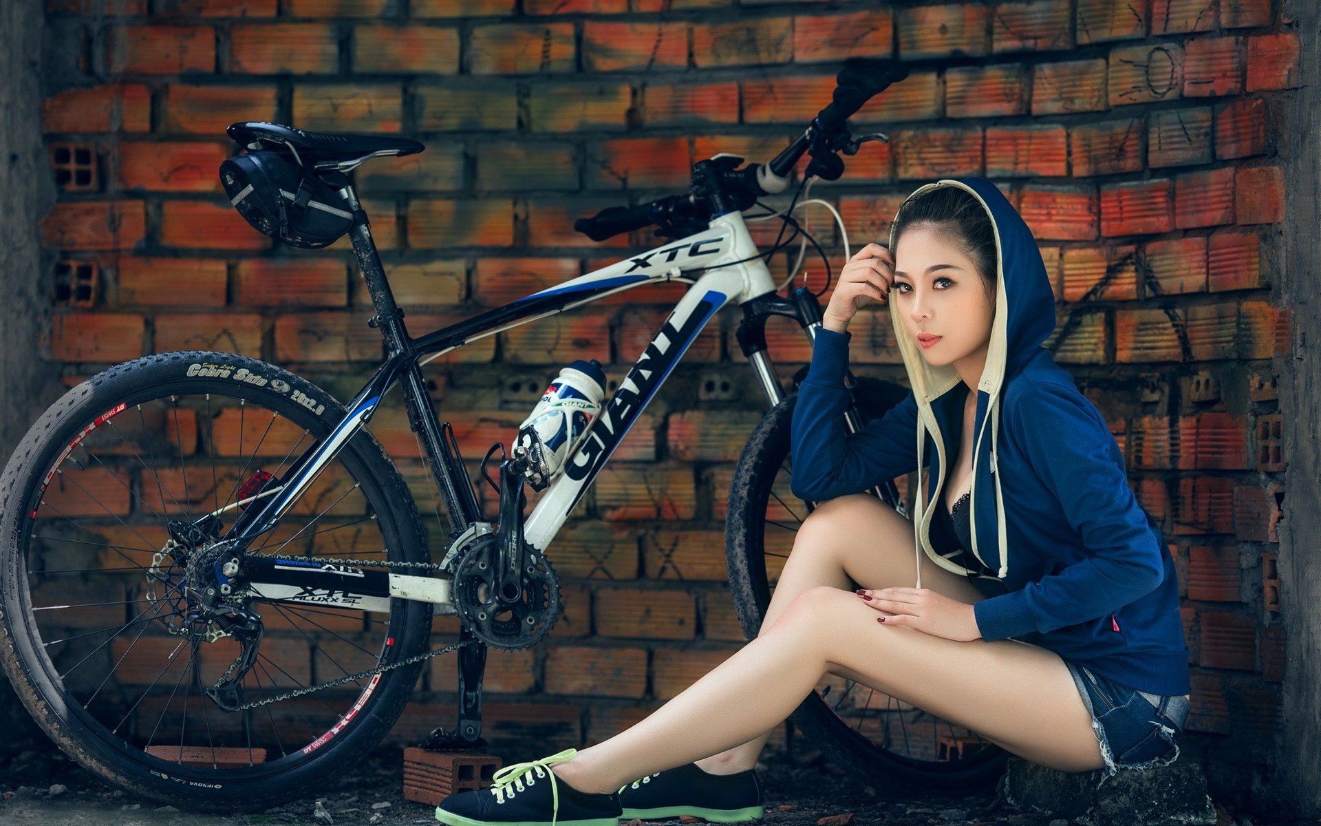 Обои девушка, ножки, велосипед, капюшон, джинсовые шорты, giant xtc 2016, girl, legs, bike, hood, denim shorts разрешение 2047x1335 Загрузить