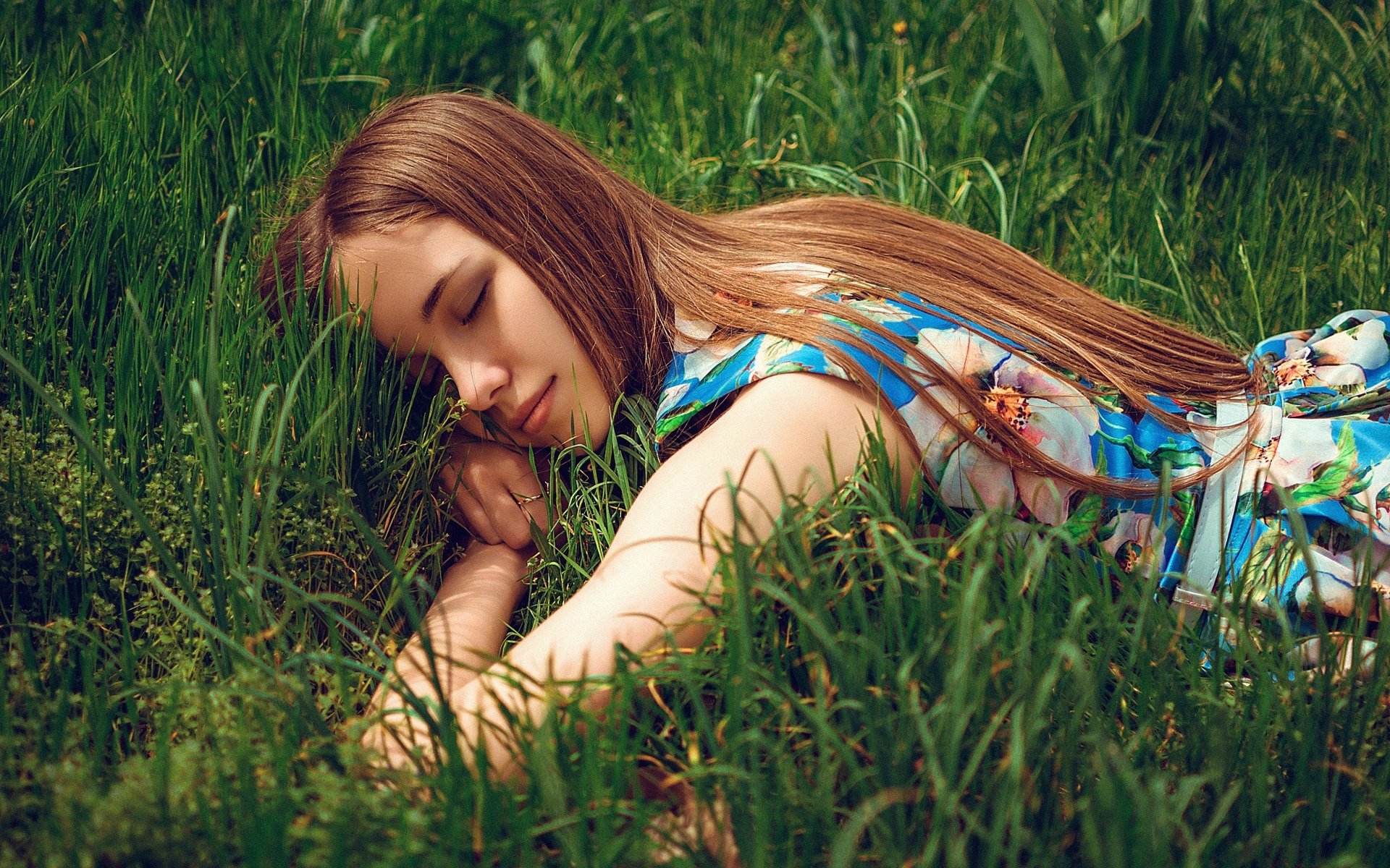 Обои трава, девушка, платье, брюнетка, закрытые глаза, grass, girl, dress, brunette, closed eyes разрешение 2048x1356 Загрузить