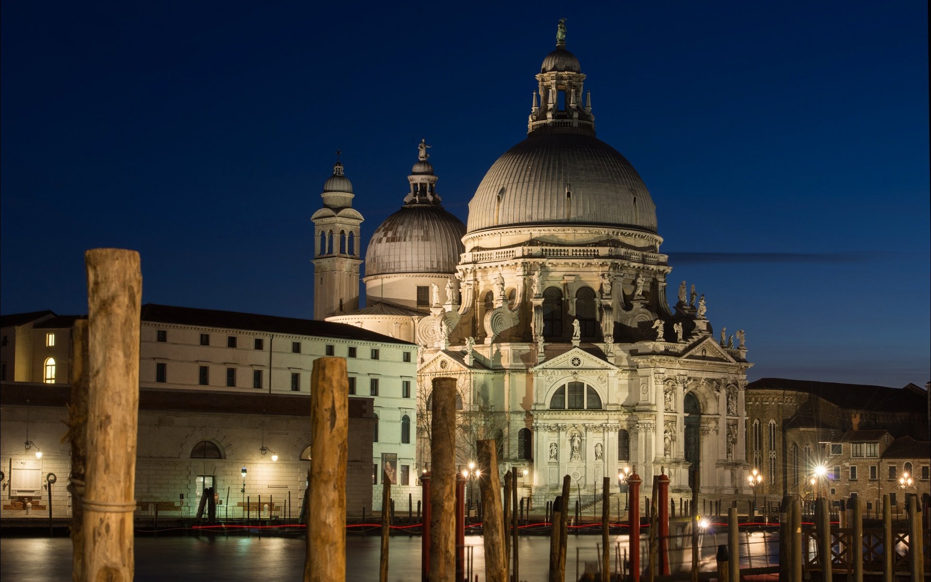 Обои ночь, огни, столбы, собор, венеция, канал, италия, night, lights, posts, cathedral, venice, channel, italy разрешение 1920x1262 Загрузить