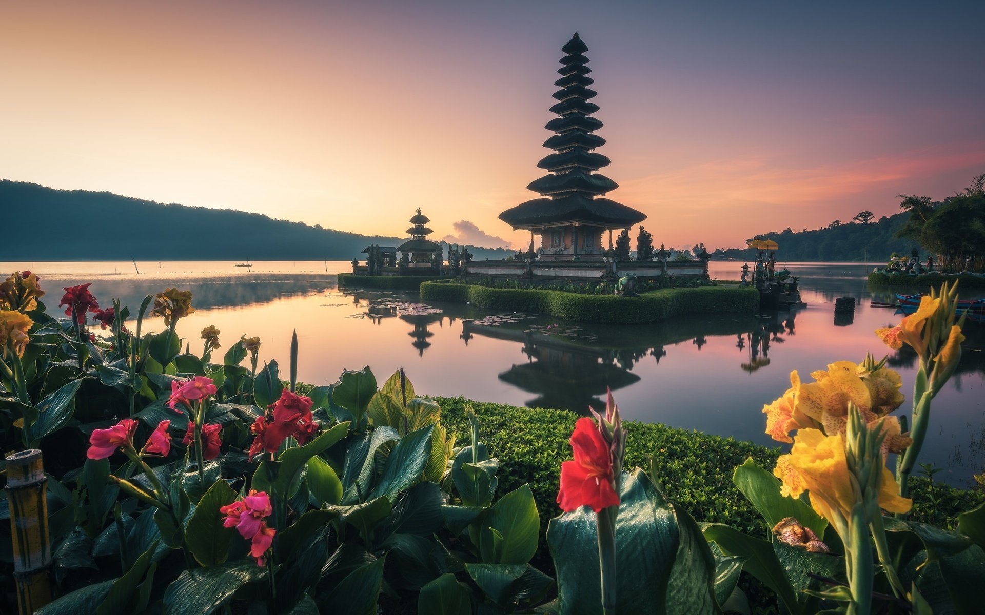 Обои цветы, вода, храм, бали, канна, flowers, water, temple, bali, kanna разрешение 2048x1367 Загрузить