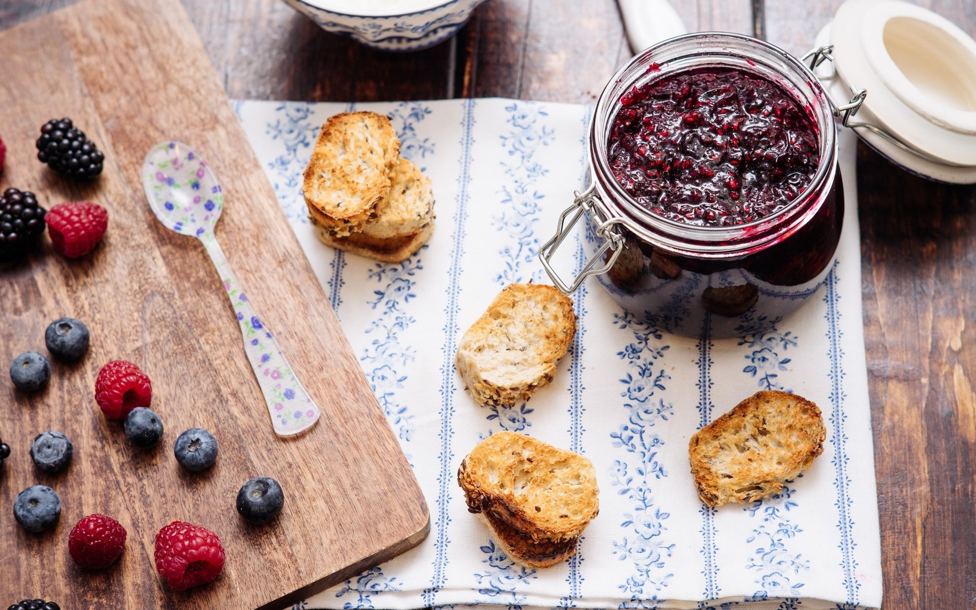 Обои малина, джем, ягоды, черника, варенье, брускетта, raspberry, jam, berries, blueberries, bruschetta разрешение 2048x1366 Загрузить