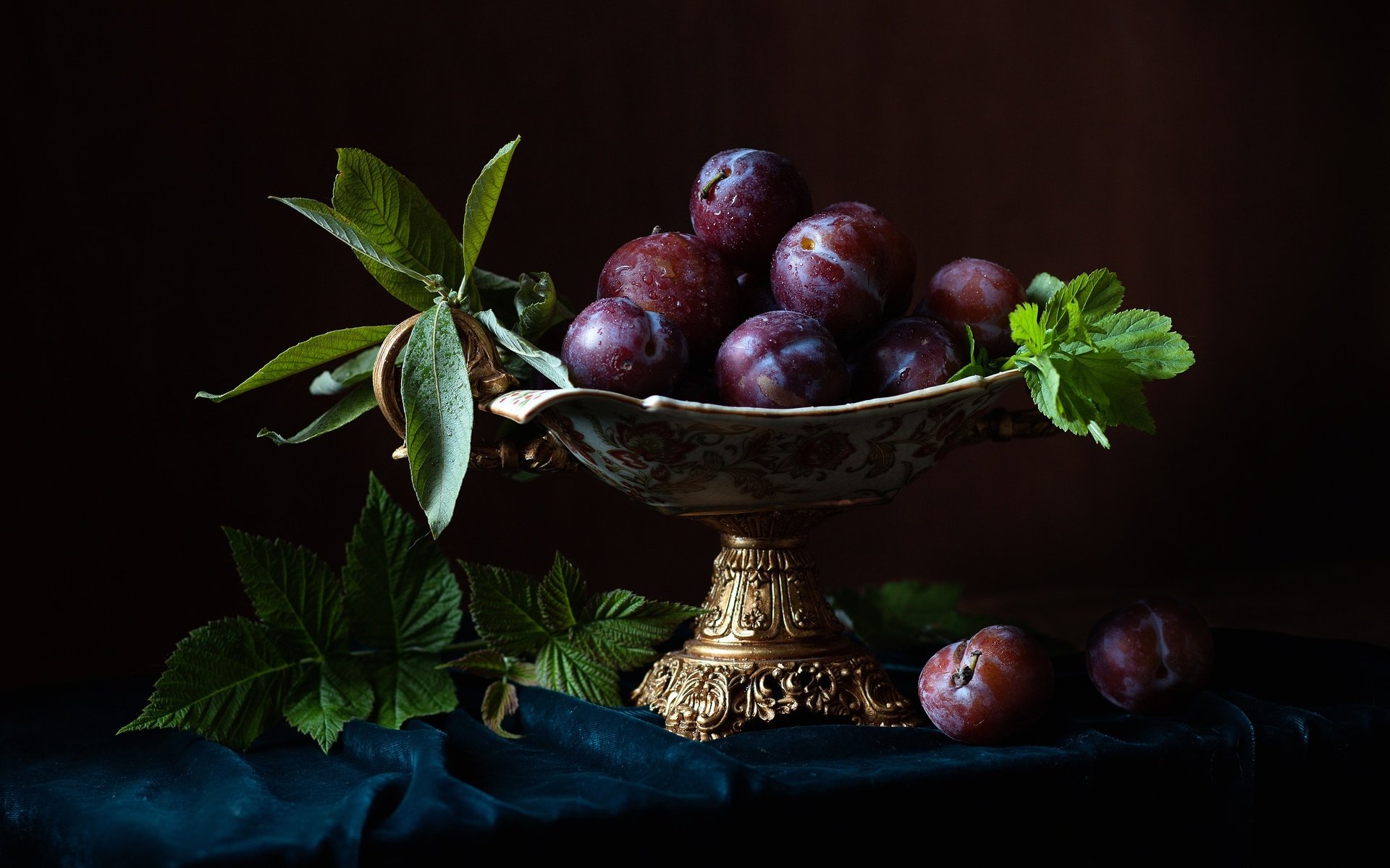 Обои листья, капли, фрукты, плоды, ваза, натюрморт, сливы, leaves, drops, fruit, vase, still life, plum разрешение 2500x1905 Загрузить