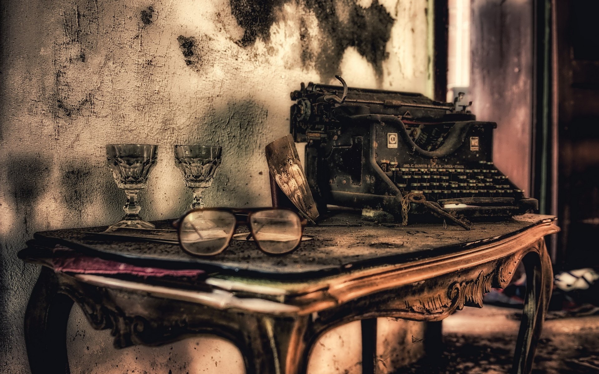 Обои ретро, очки, стол, пишущая машинка, retro, glasses, table, typewriter разрешение 2560x1739 Загрузить