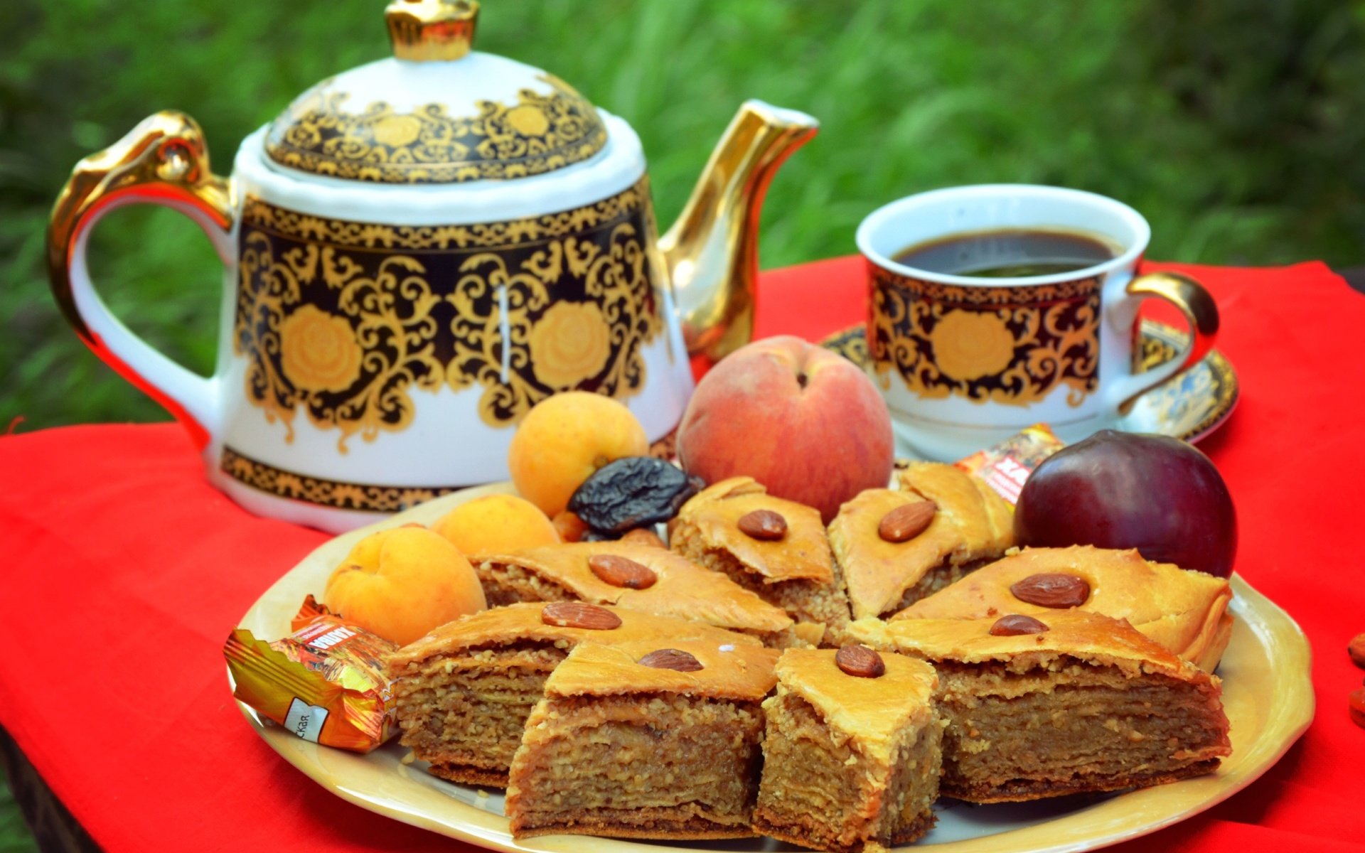 Обои орехи, фрукты, сладости, чай, выпечка, пирог, пахлава, nuts, fruit, sweets, tea, cakes, pie, baklava разрешение 1920x1279 Загрузить