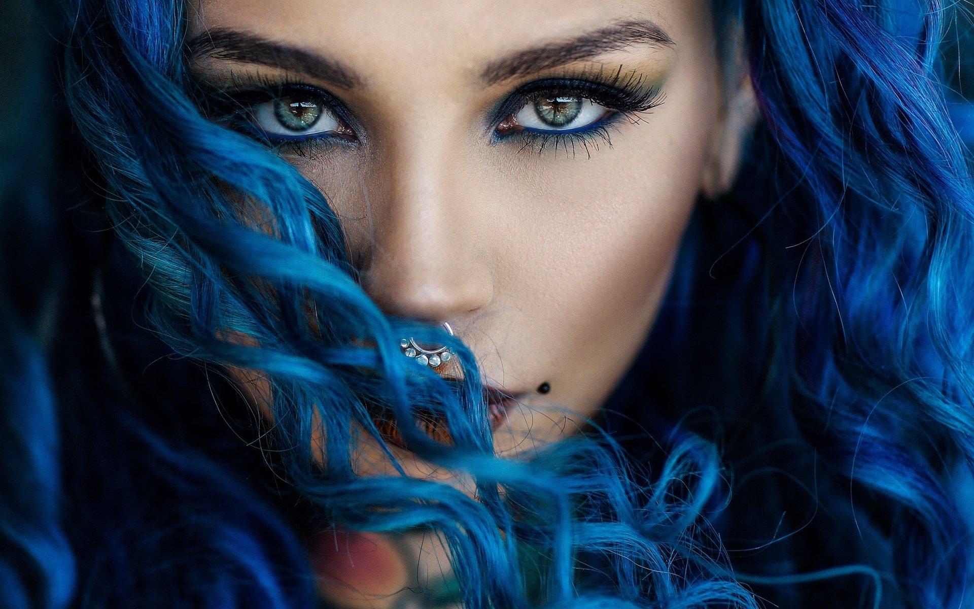Красивые девушки с синими волосами