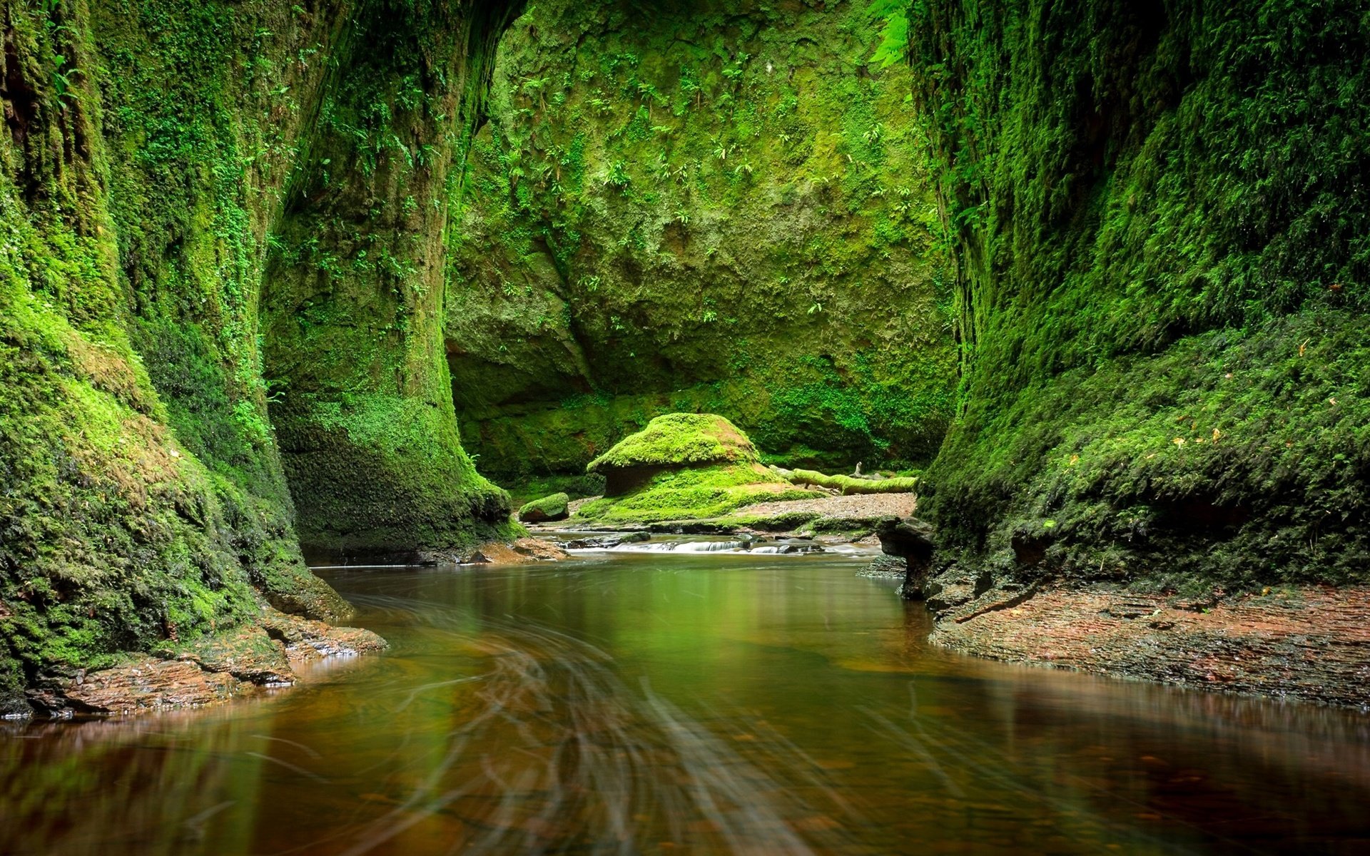 Обои река, скалы, камни, зелень, ручей, мох, шотландия, craighat, river, rocks, stones, greens, stream, moss, scotland разрешение 2490x1400 Загрузить