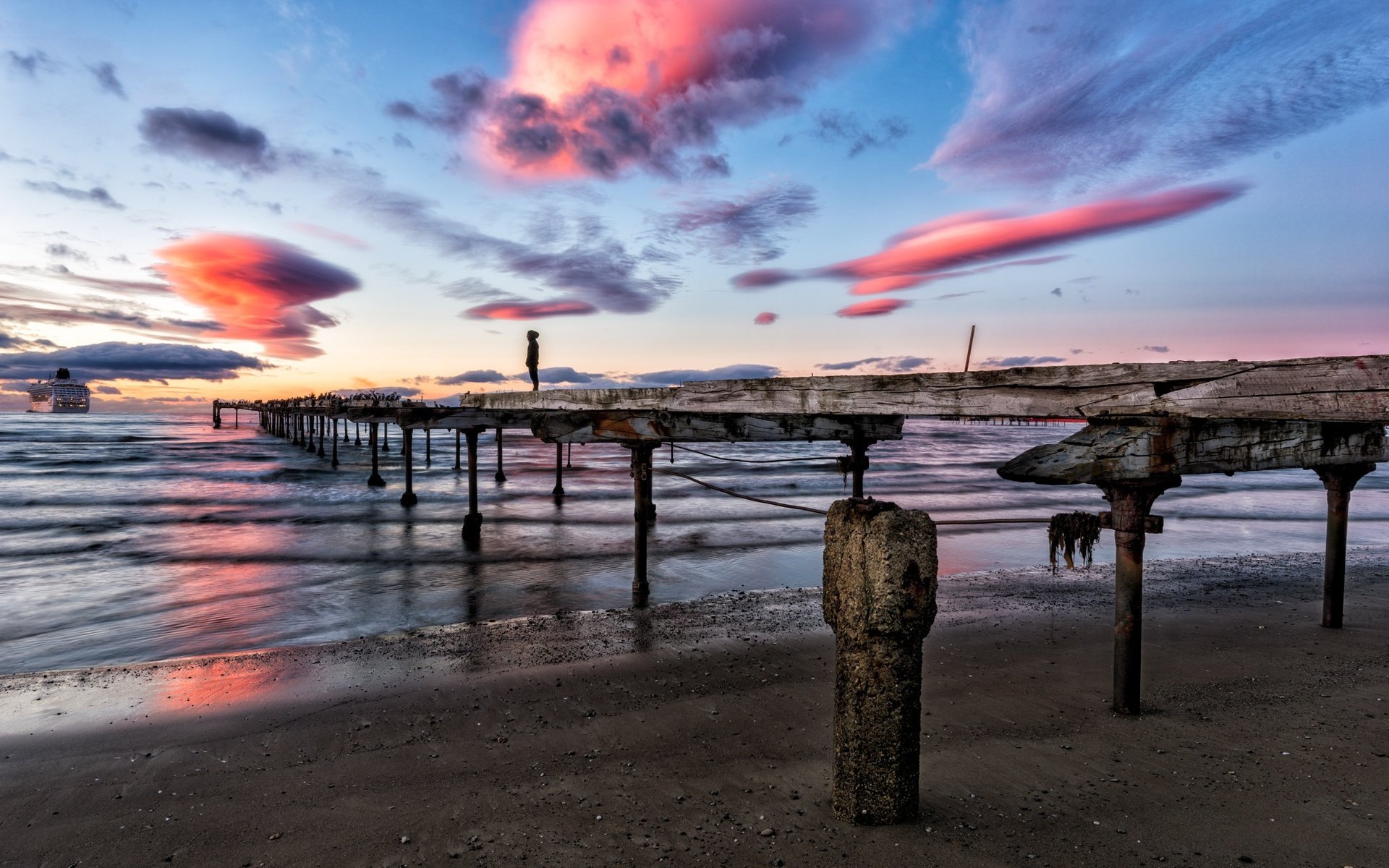 Обои небо, облака, закат, море, мост, корабль, причал, the sky, clouds, sunset, sea, bridge, ship, pier разрешение 2048x1367 Загрузить