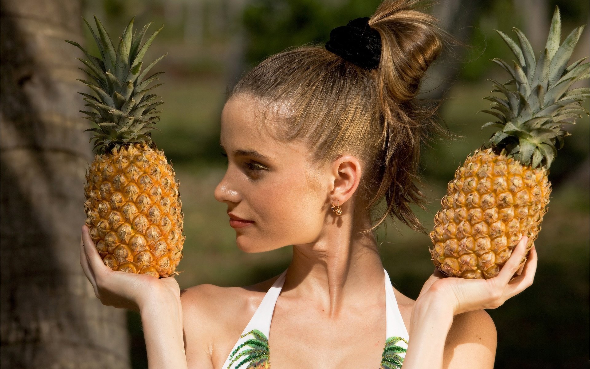 Обои девушка, взгляд, профиль, волосы, лицо, ананасы, girl, look, profile, hair, face, pineapples разрешение 3000x2000 Загрузить