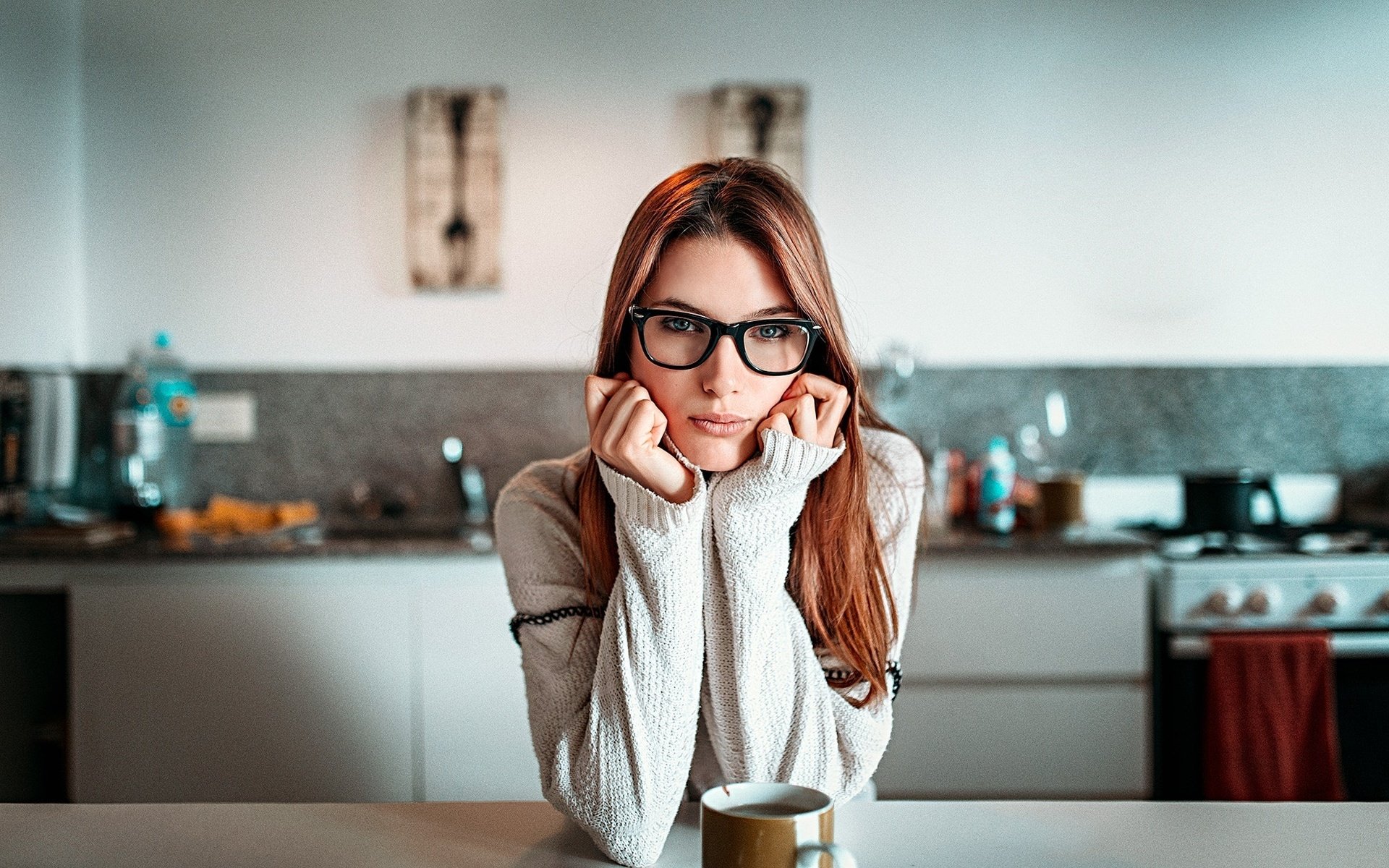 Обои девушка, взгляд, очки, рыжая, модель, чашка, свитер, girl, look, glasses, red, model, cup, sweater разрешение 2048x1233 Загрузить