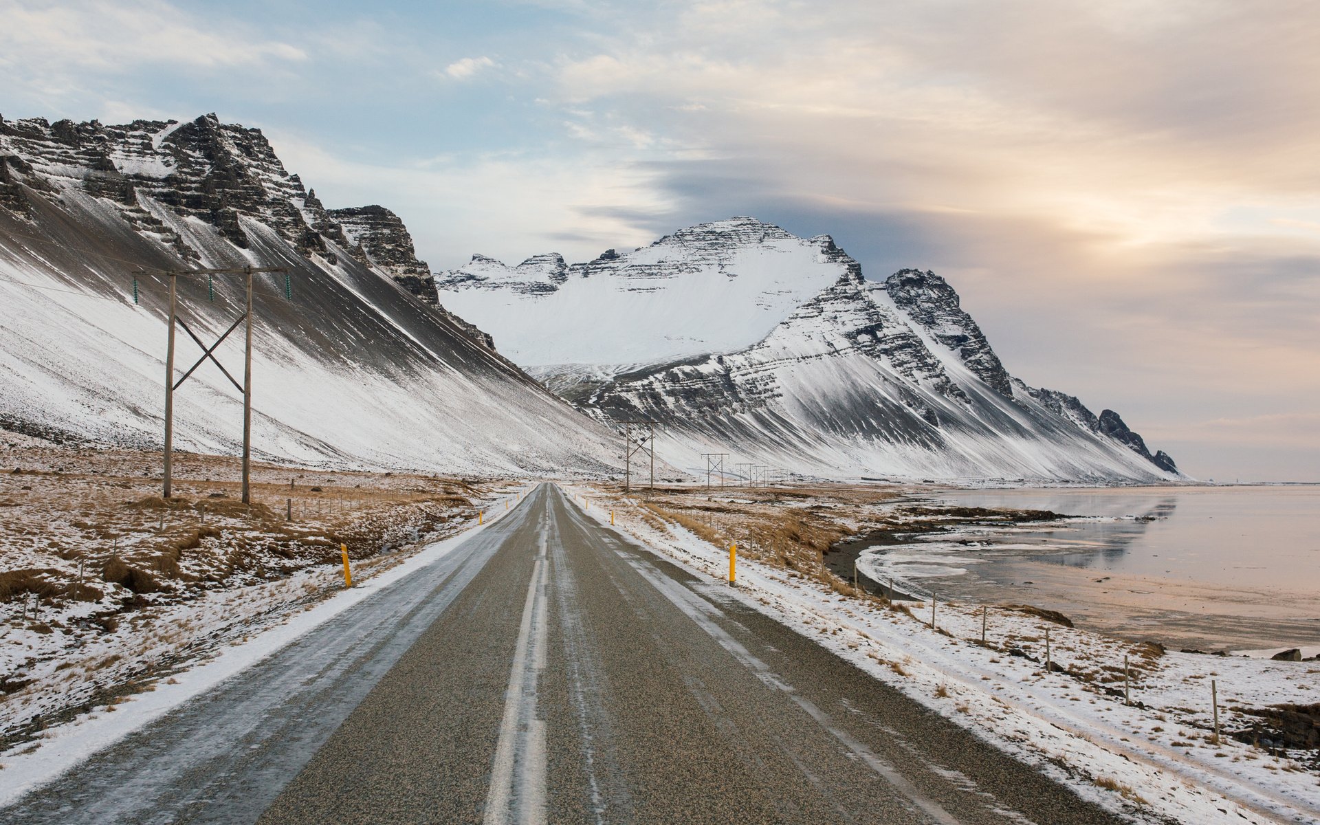 Обои дорога, облака, озеро, горы, зима, road, clouds, lake, mountains, winter разрешение 2048x1365 Загрузить