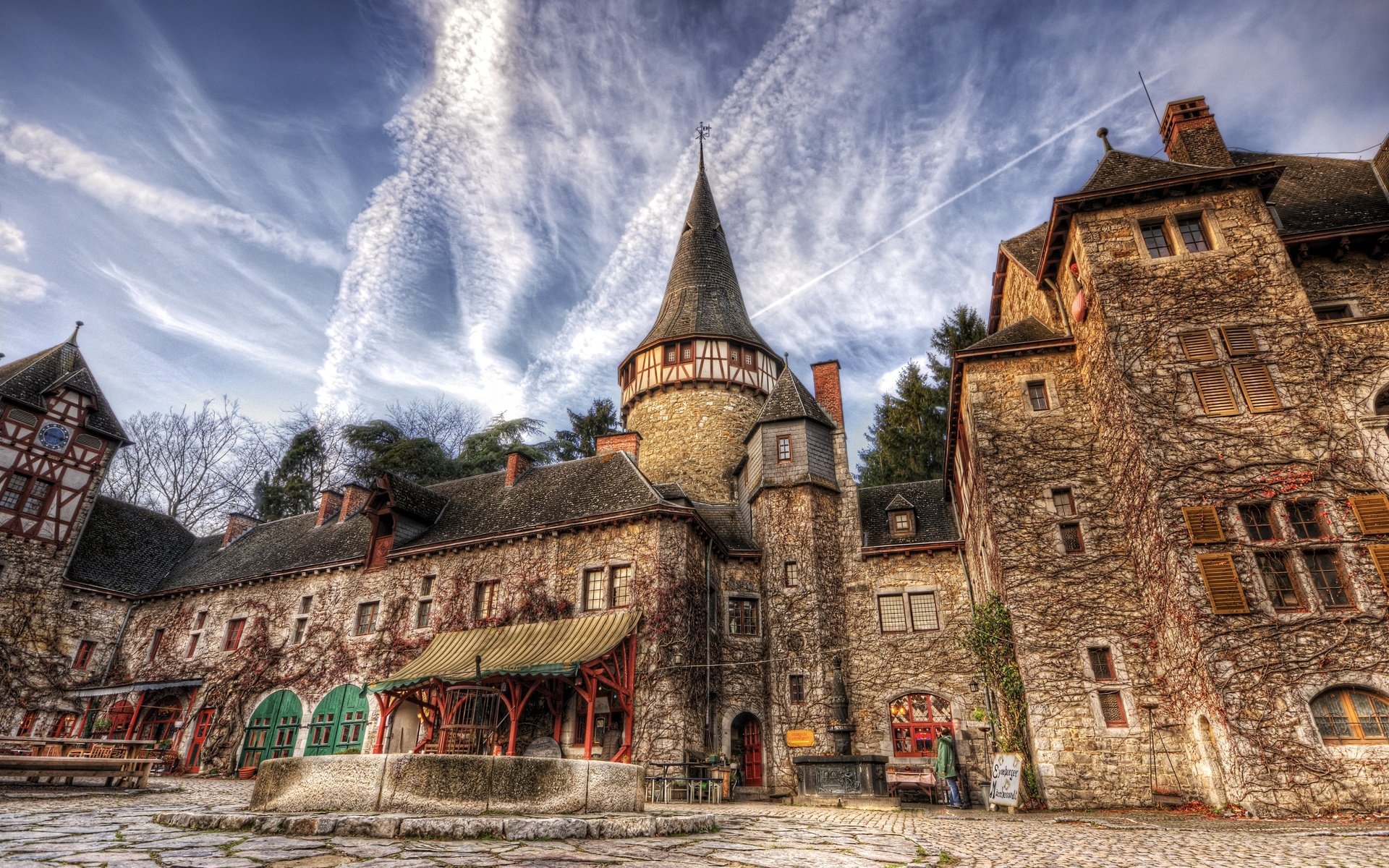 Обои небо, облака, двор, румыния, corvin castle, the sky, clouds, yard, romania разрешение 2560x1598 Загрузить