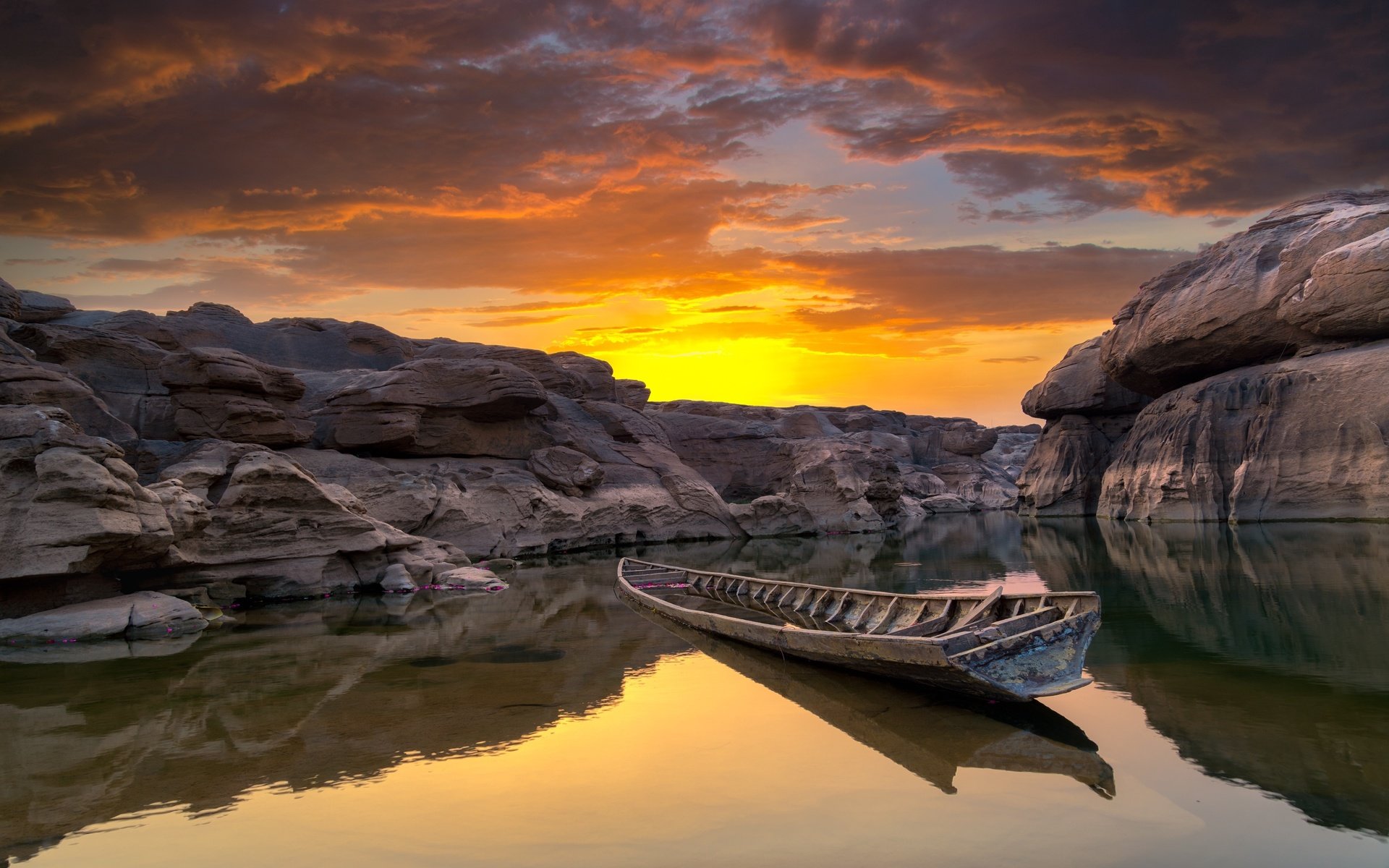 Обои небо, grand canyon, облака, река, скалы, камни, закат, лодка, таиланд, the sky, clouds, river, rocks, stones, sunset, boat, thailand разрешение 2876x1800 Загрузить