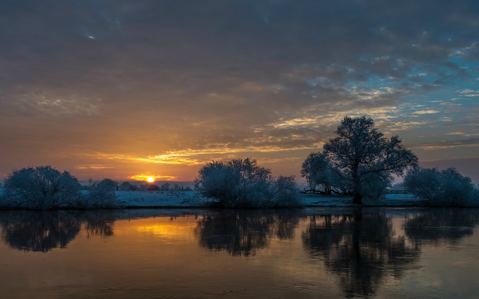 Обои небо, облака, деревья, река, закат, отражение, allerland, the sky, clouds, trees, river, sunset, reflection разрешение 2048x1297 Загрузить